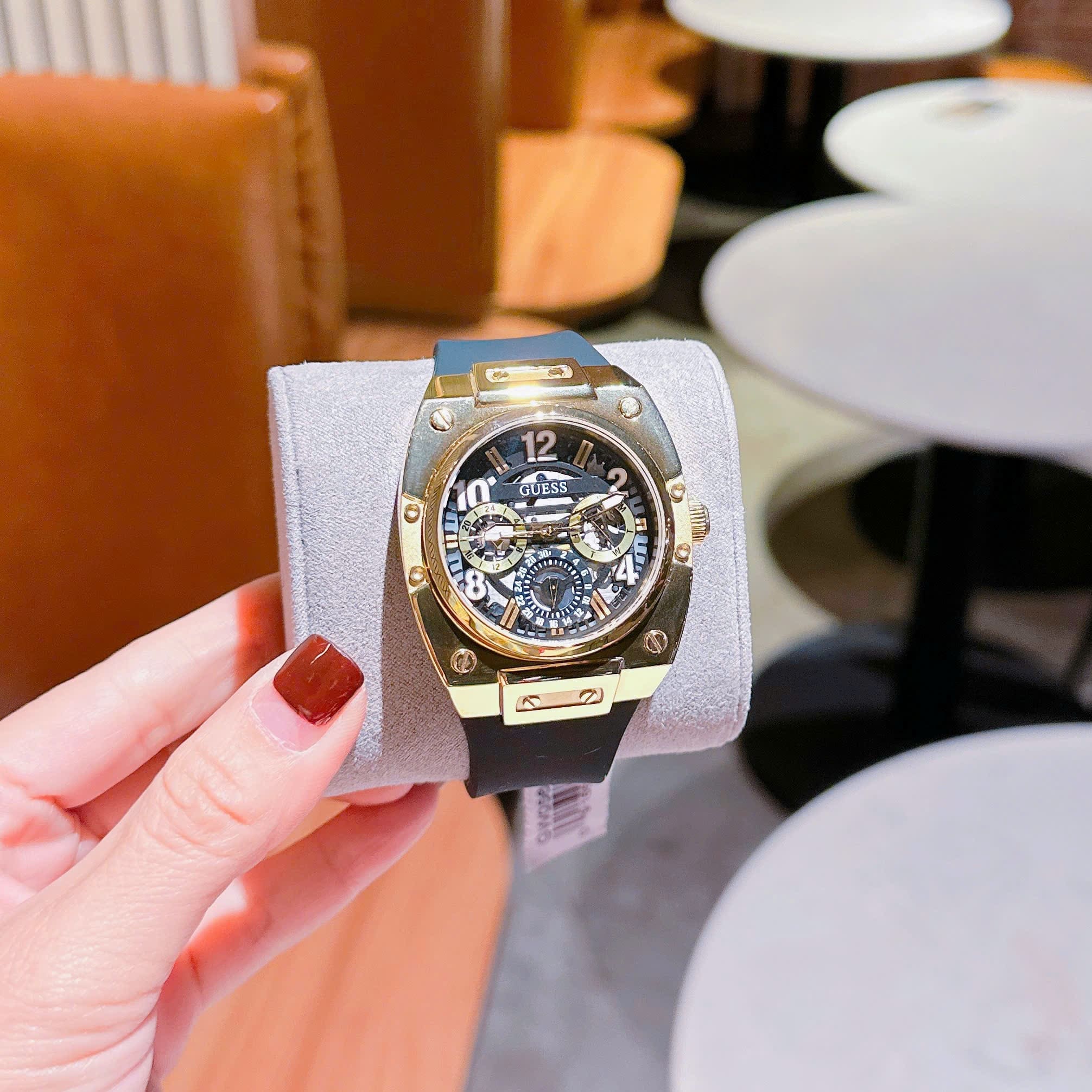Đồng Hồ Guess Vàng Gold |Cặp Đôi |Đính Đá |Dây Cao Su Màu Đen |Size 44x36mm |donghogiatot.vn