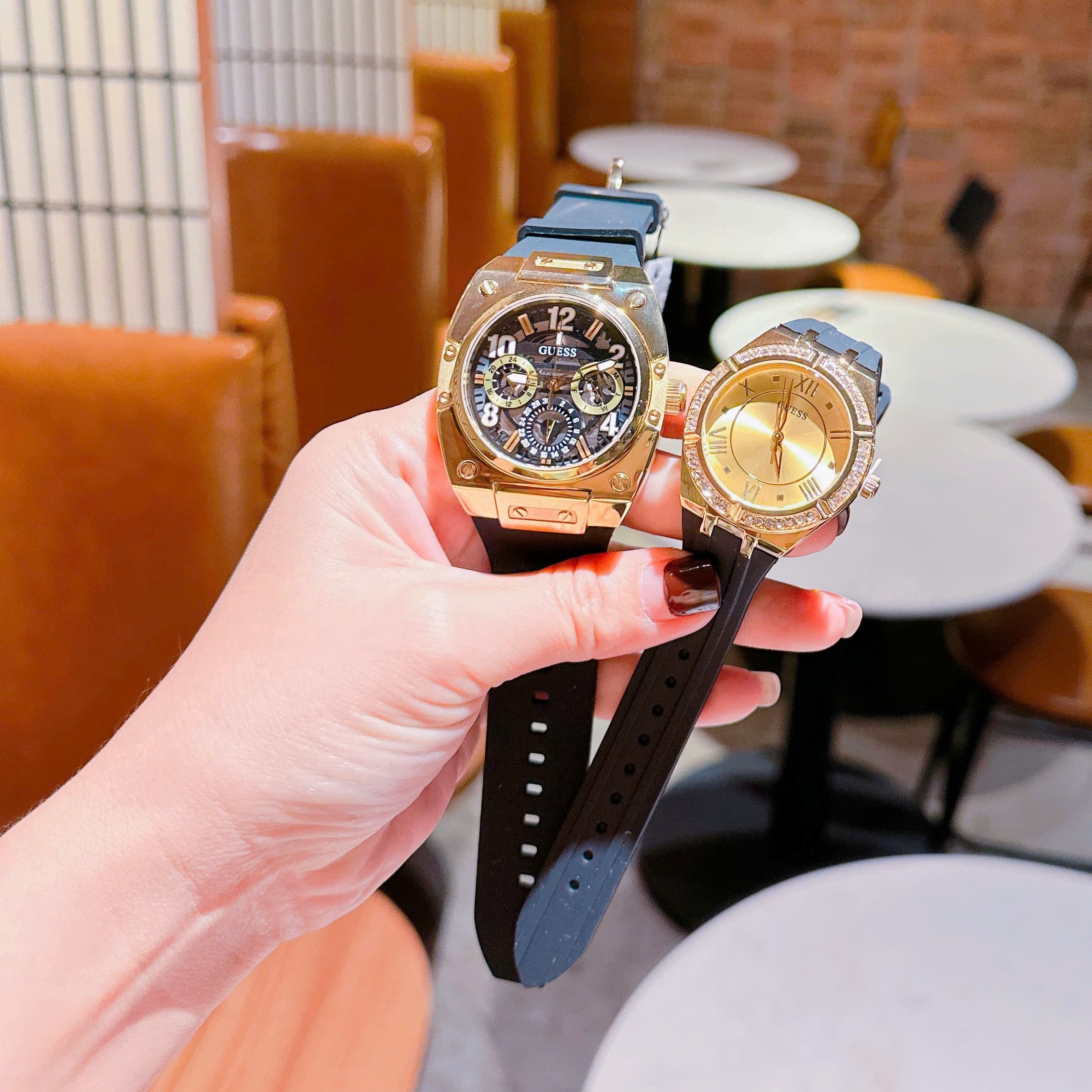 Đồng Hồ Guess Vàng Gold |Cặp Đôi |Đính Đá |Dây Cao Su Màu Đen |Size 44x36mm |donghogiatot.vn