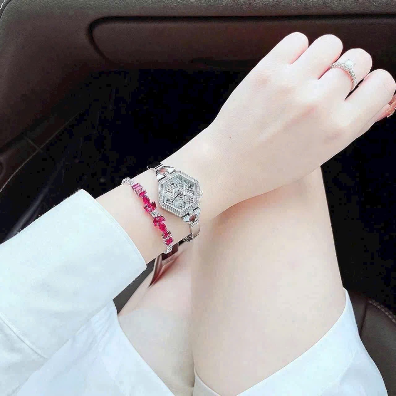 Đồng Hồ Guess Vanity |Nữ Giới |Mặt Lục Giác |Đính Đá |Lắc Tay Silver |Máy Pin (Quartz) |Size 28mm |donghogiatot.vn