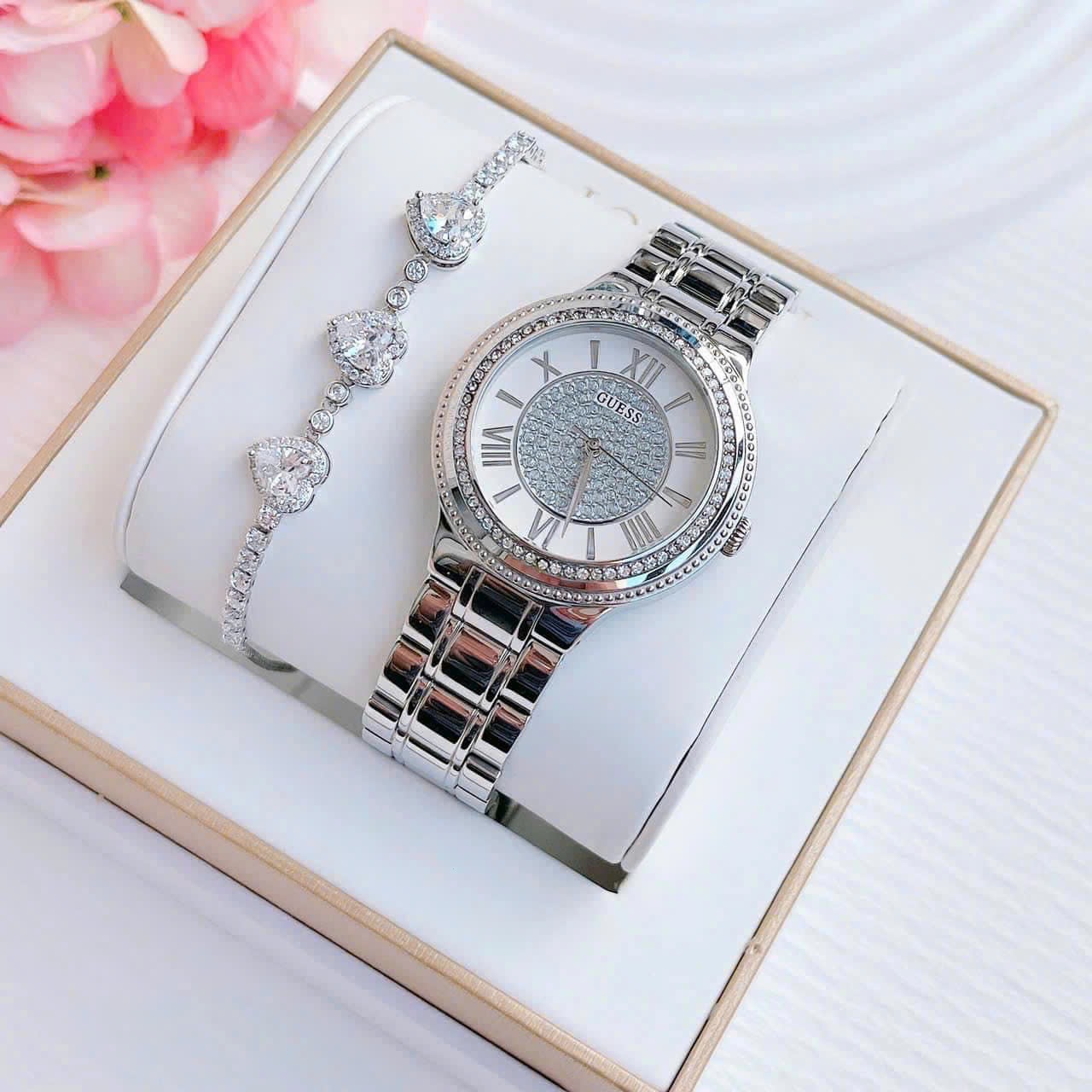 Đồng Hồ Guess Viền Đá |Nữ Giới |Mặt Số La Mã |Dây Kim Loại Silver |Máy Pin (Quartz) |Size 36mm |donghogiatot.vn