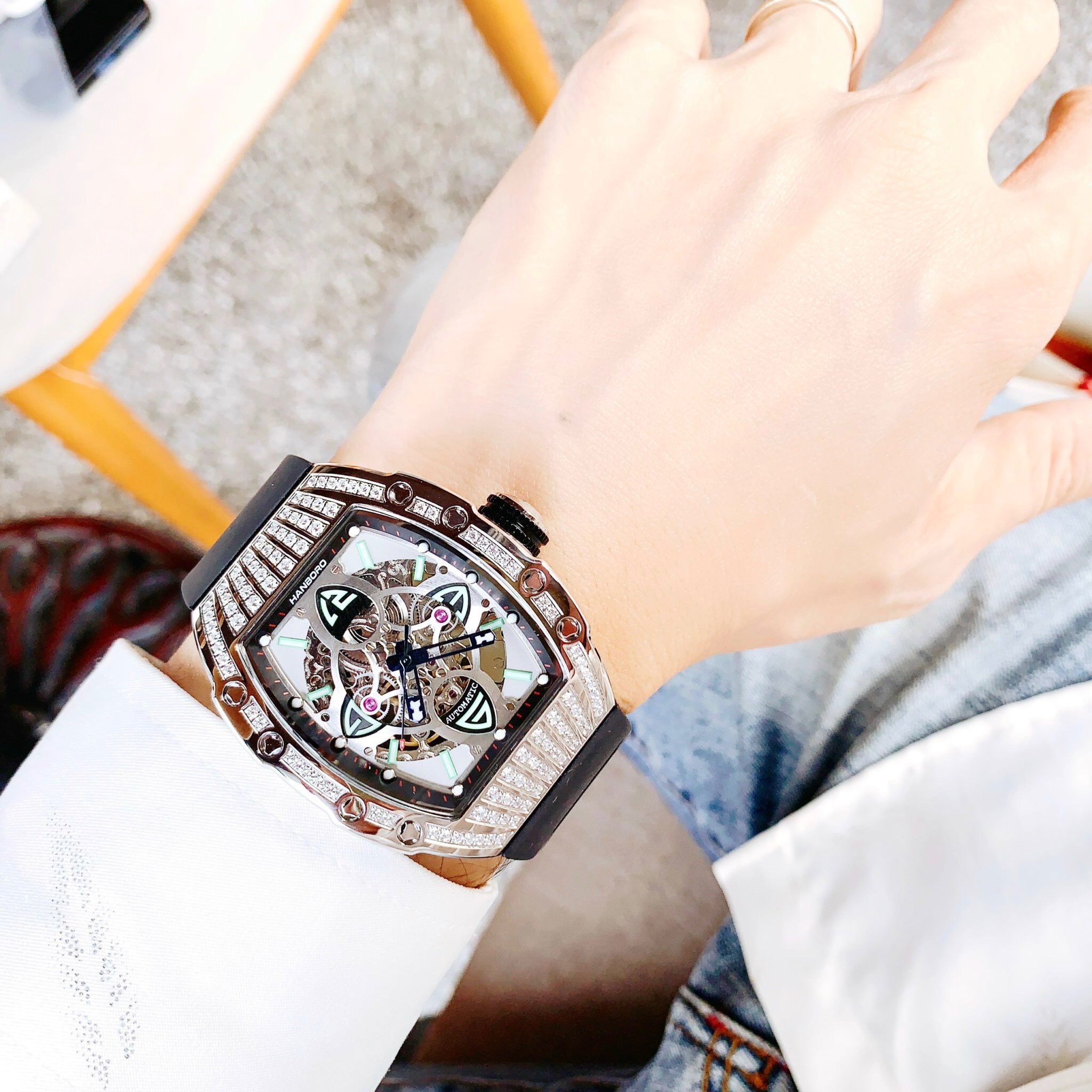 Đồng Hồ Hanboro Mặt Oval |Cặp Đôi |Đính Đá Swarovski |Trắng Silver |Dây Cao Su Đen |Size36x50mm |donghogiatot.vn