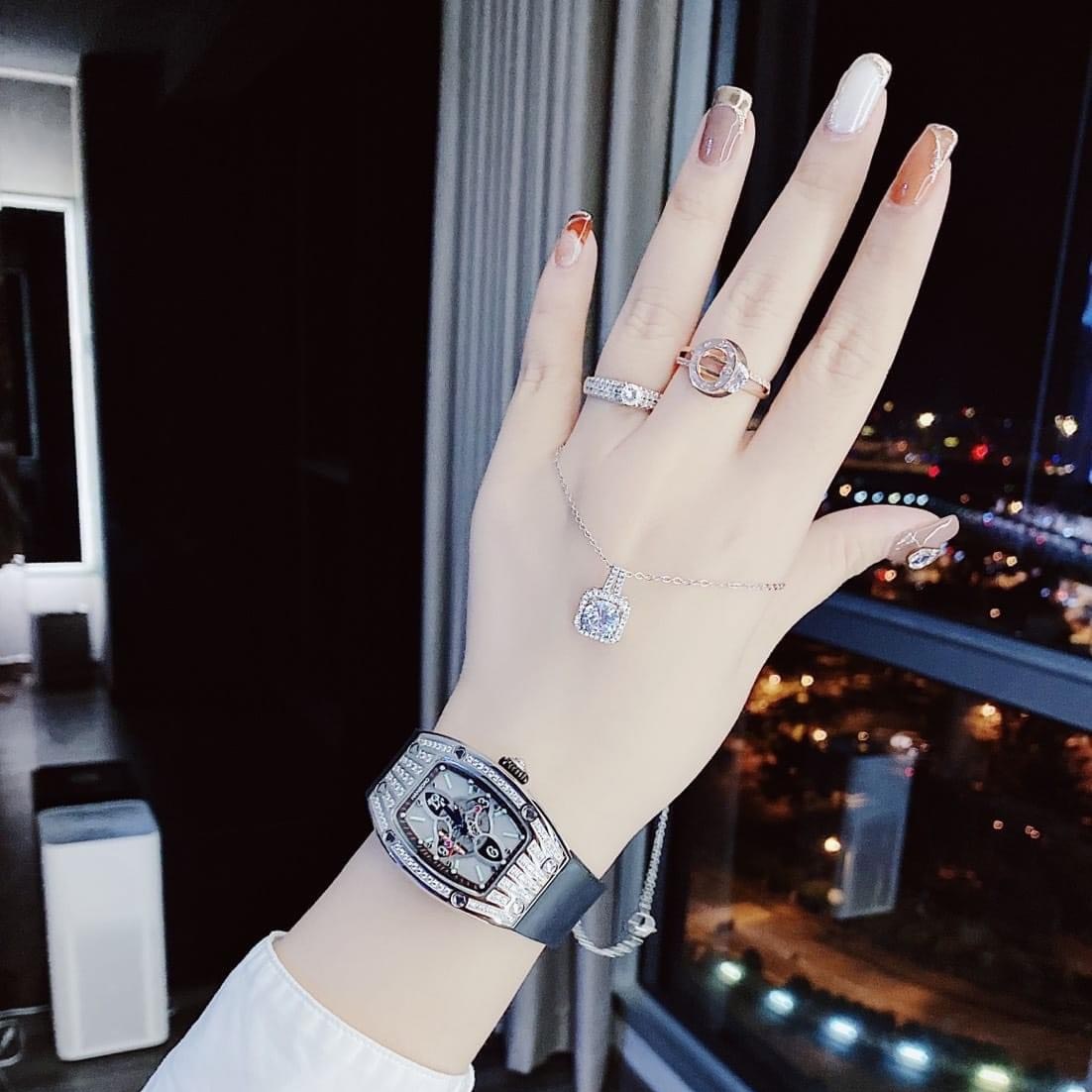 Đồng Hồ Hanboro Mặt Oval |Cặp Đôi |Đính Đá Swarovski |Trắng Silver |Dây Cao Su Đen |Size36x50mm |donghogiatot.vn