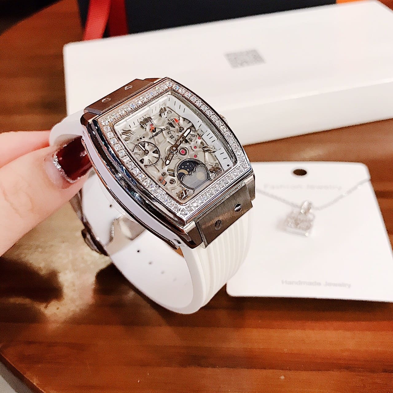 Đồng Hồ Hanboro Moonphase |Nữ Giới |Mặt Chữ Nhật |Dây Silicone Trắng |Máy Pin (Quartz) |Size 32x36mm |donghogiatot.vn