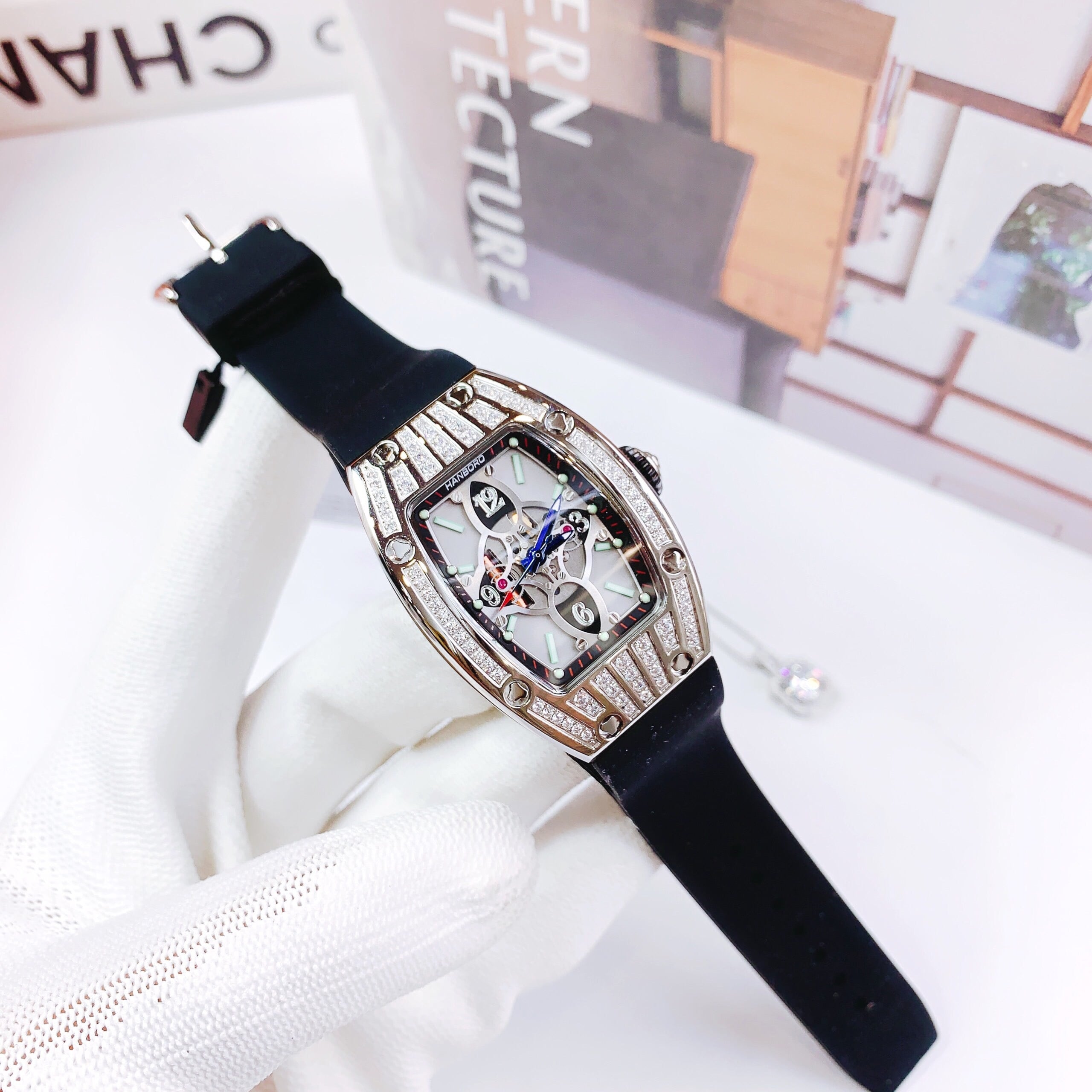 Đồng Hồ Hanboro Mặt Oval Trắng Cỏ 4 Lá |Nữ Giới |Dây Cao Su |Máy Pin (Máy Quartz) |Size 32x45mm |Donghogiatot.vn