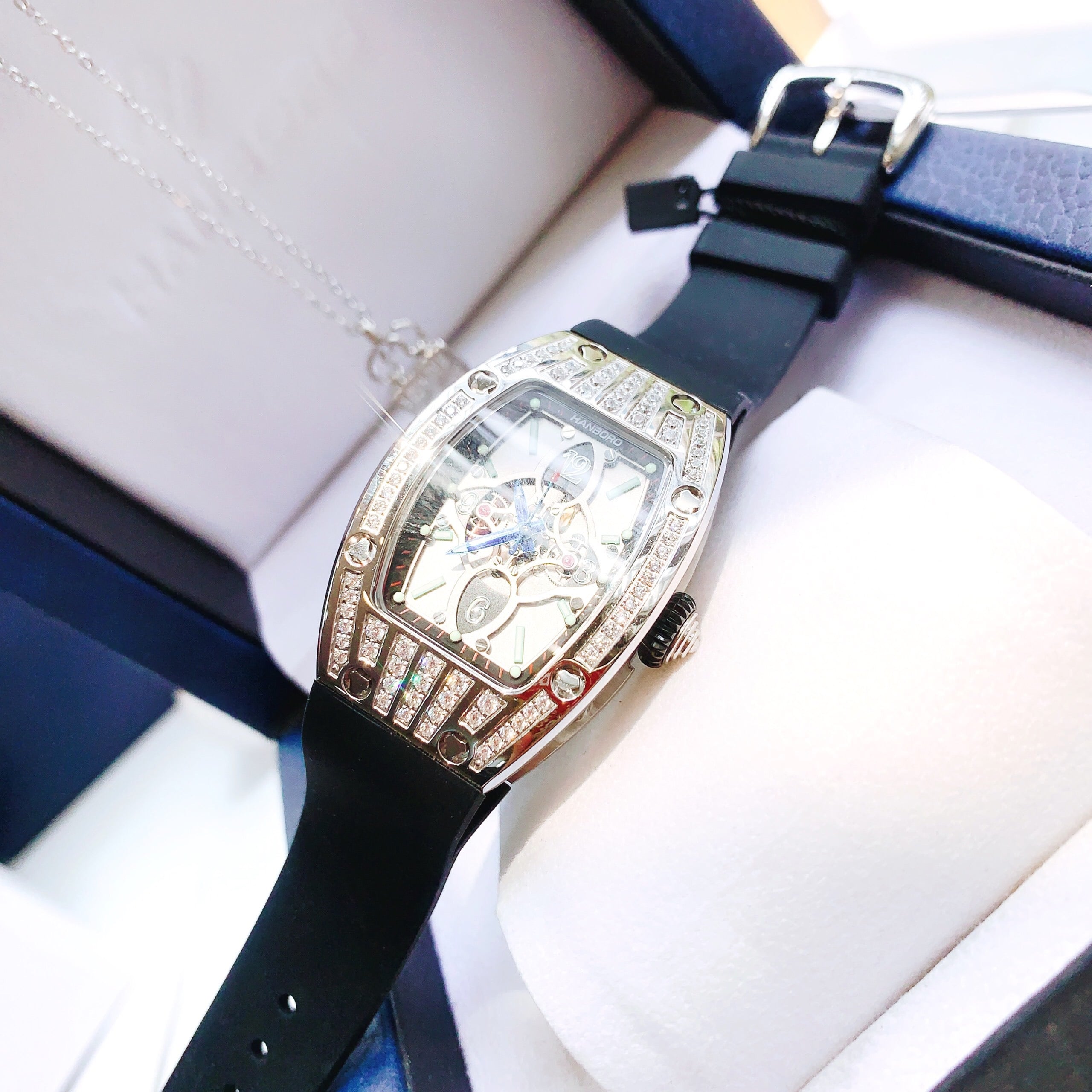 Đồng Hồ Hanboro Mặt Oval Trắng Cỏ 4 Lá |Nữ Giới |Dây Cao Su |Máy Pin (Máy Quartz) |Size 32x45mm |Donghogiatot.vn