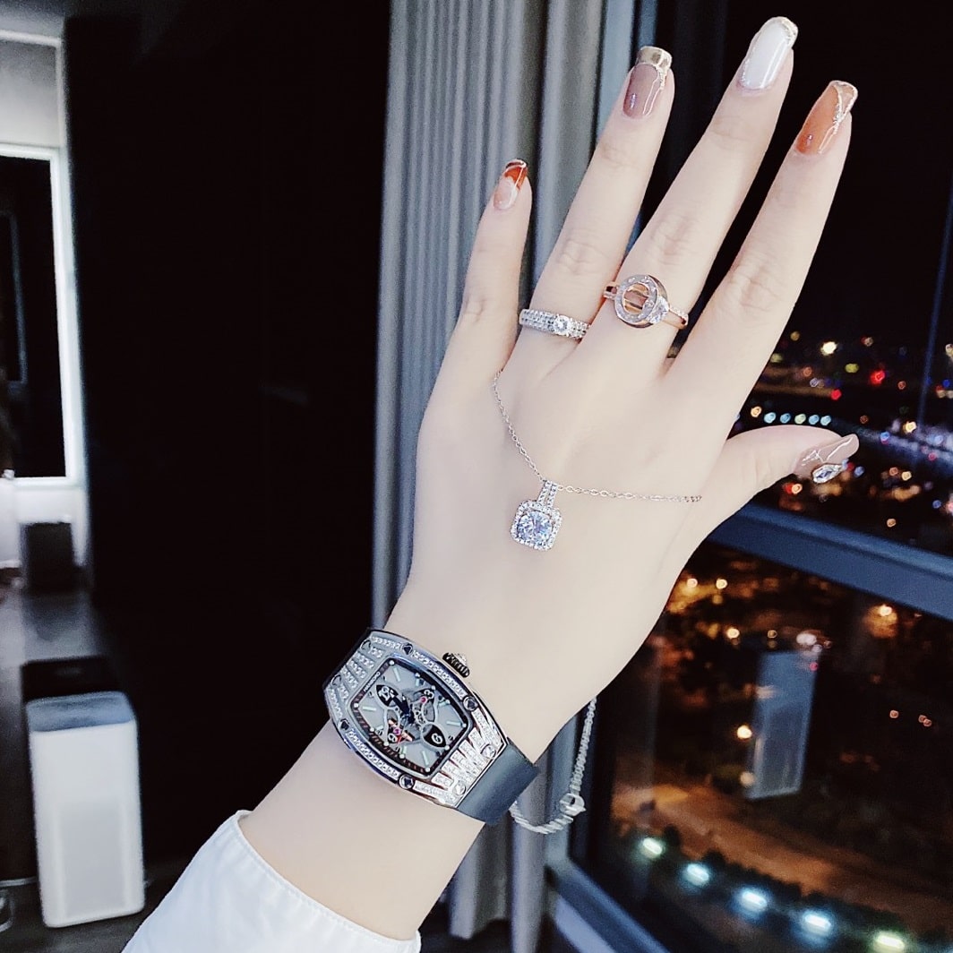 Đồng Hồ Hanboro Mặt Oval Trắng Cỏ 4 Lá |Nữ Giới |Dây Cao Su |Máy Pin (Máy Quartz) |Size 32x45mm |Donghogiatot.vn