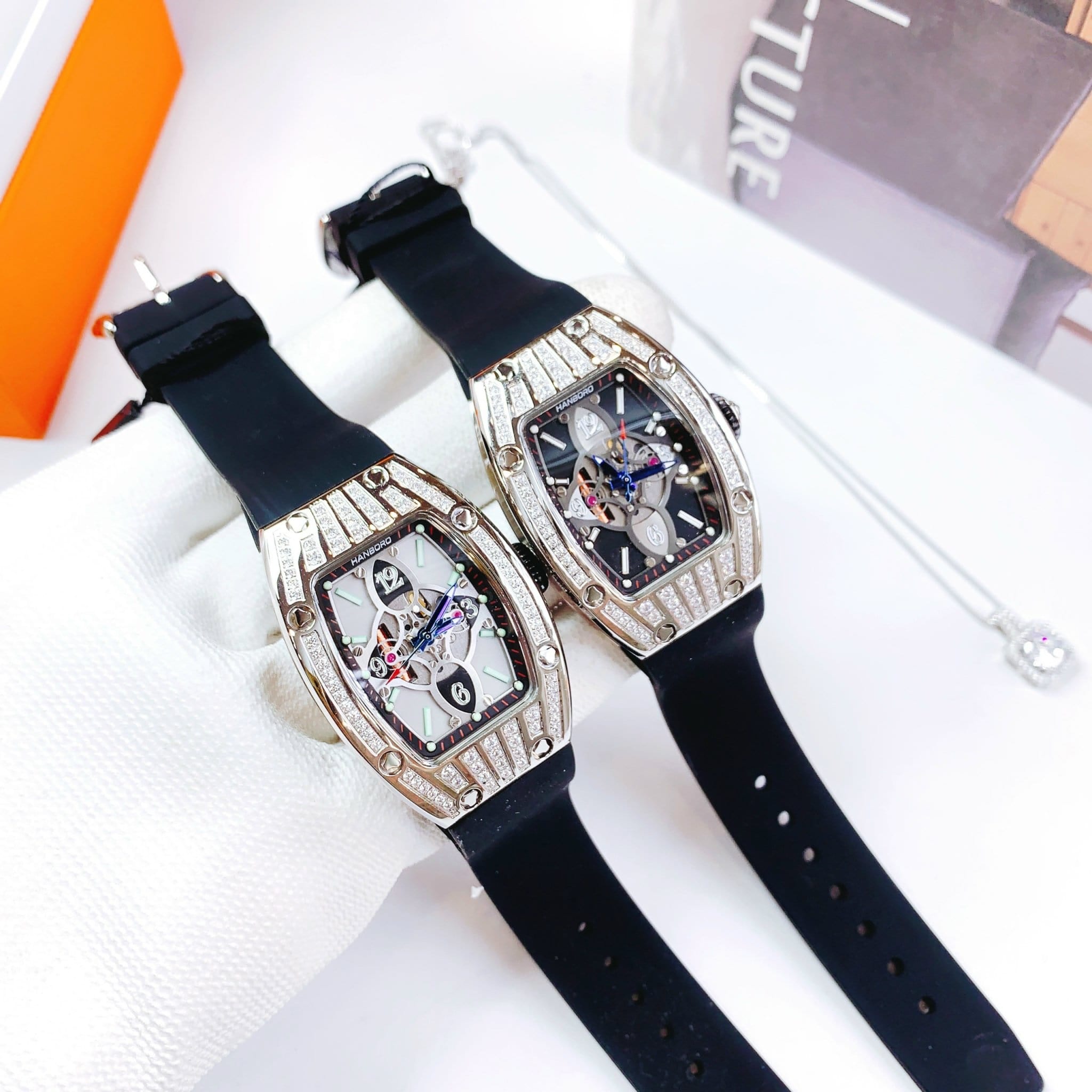 Đồng Hồ Hanboro Mặt Oval Trắng Cỏ 4 Lá |Nữ Giới |Dây Cao Su |Máy Pin (Máy Quartz) |Size 32x45mm |Donghogiatot.vn