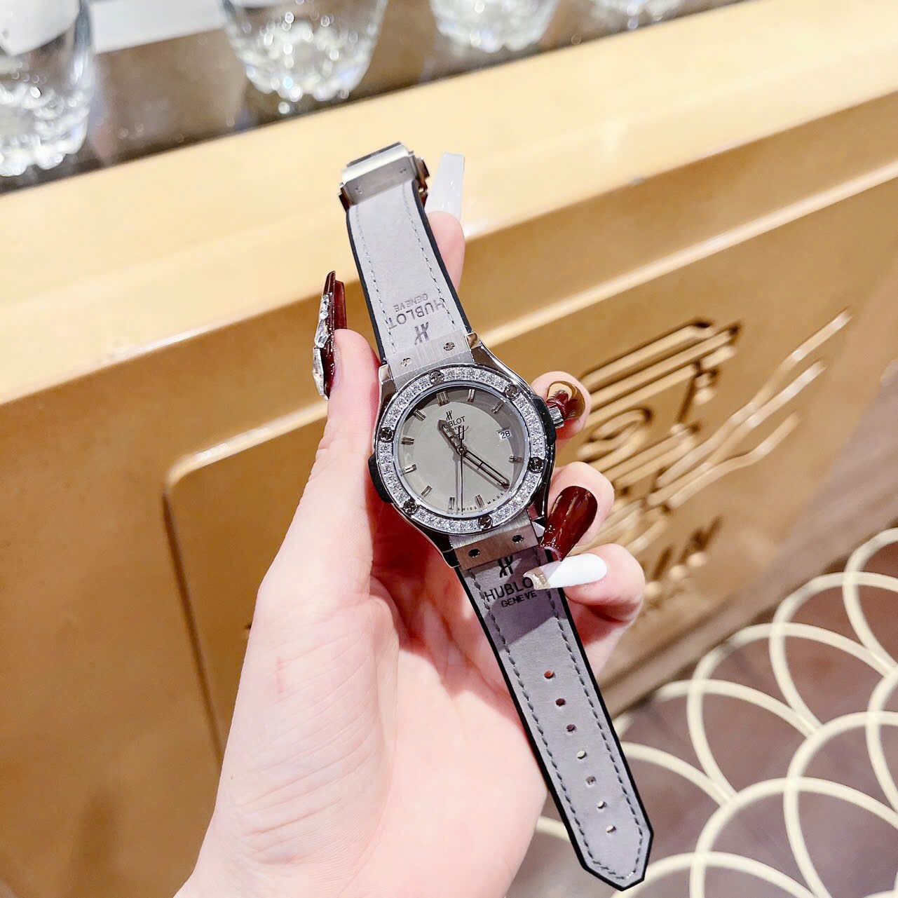 Đồng Hồ Hublot Geneve |Nữ Giới |Đính Đá |Dây Da Xám Bọc Cao Su |Máy Pin (Máy Quartz) |Size 34mm |donghogiatot.vn