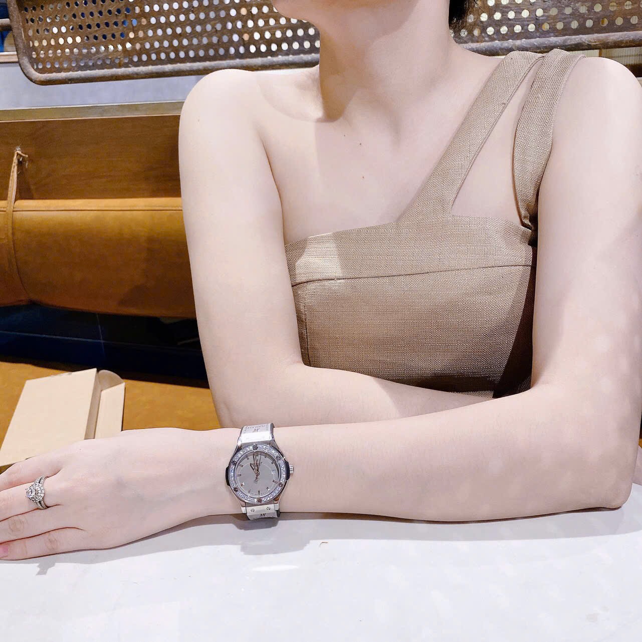 Đồng Hồ Hublot Geneve |Nữ Giới |Đính Đá |Dây Da Xám Bọc Cao Su |Máy Pin (Máy Quartz) |Size 34mm |donghogiatot.vn