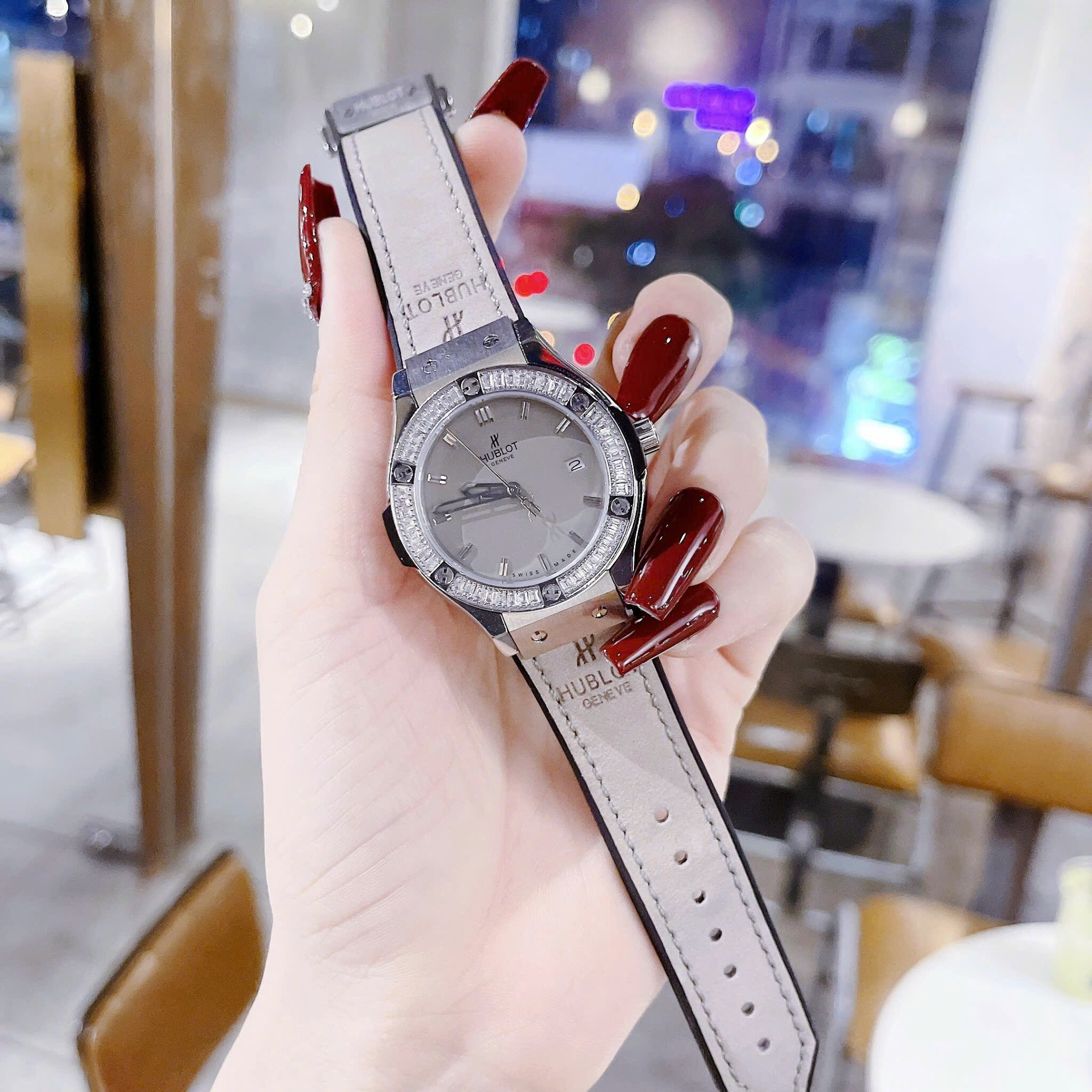 Đồng Hồ Hublot Geneve |Nữ Giới |Đính Đá Vuông |Dây Da Xám Bọc Cao Su |Máy Pin (Máy Quartz) |Size 34mm |donghogiatot.vn