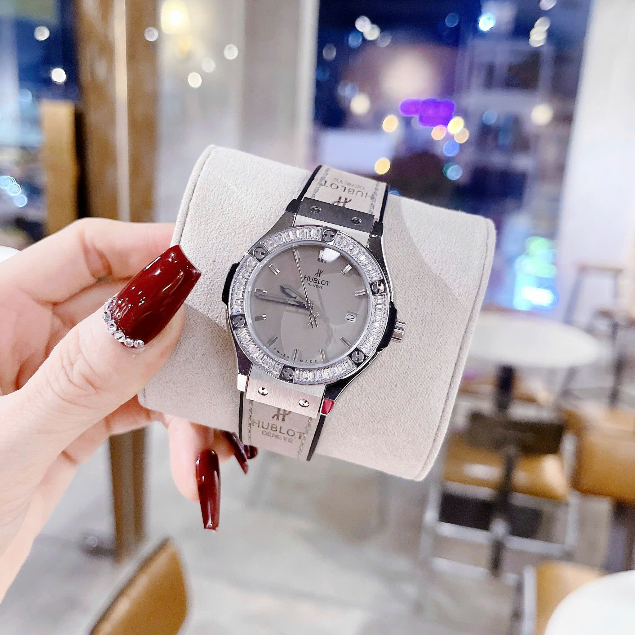 Đồng Hồ Hublot Geneve |Nữ Giới |Đính Đá Vuông |Dây Da Xám Bọc Cao Su |Máy Pin (Máy Quartz) |Size 34mm |donghogiatot.vn
