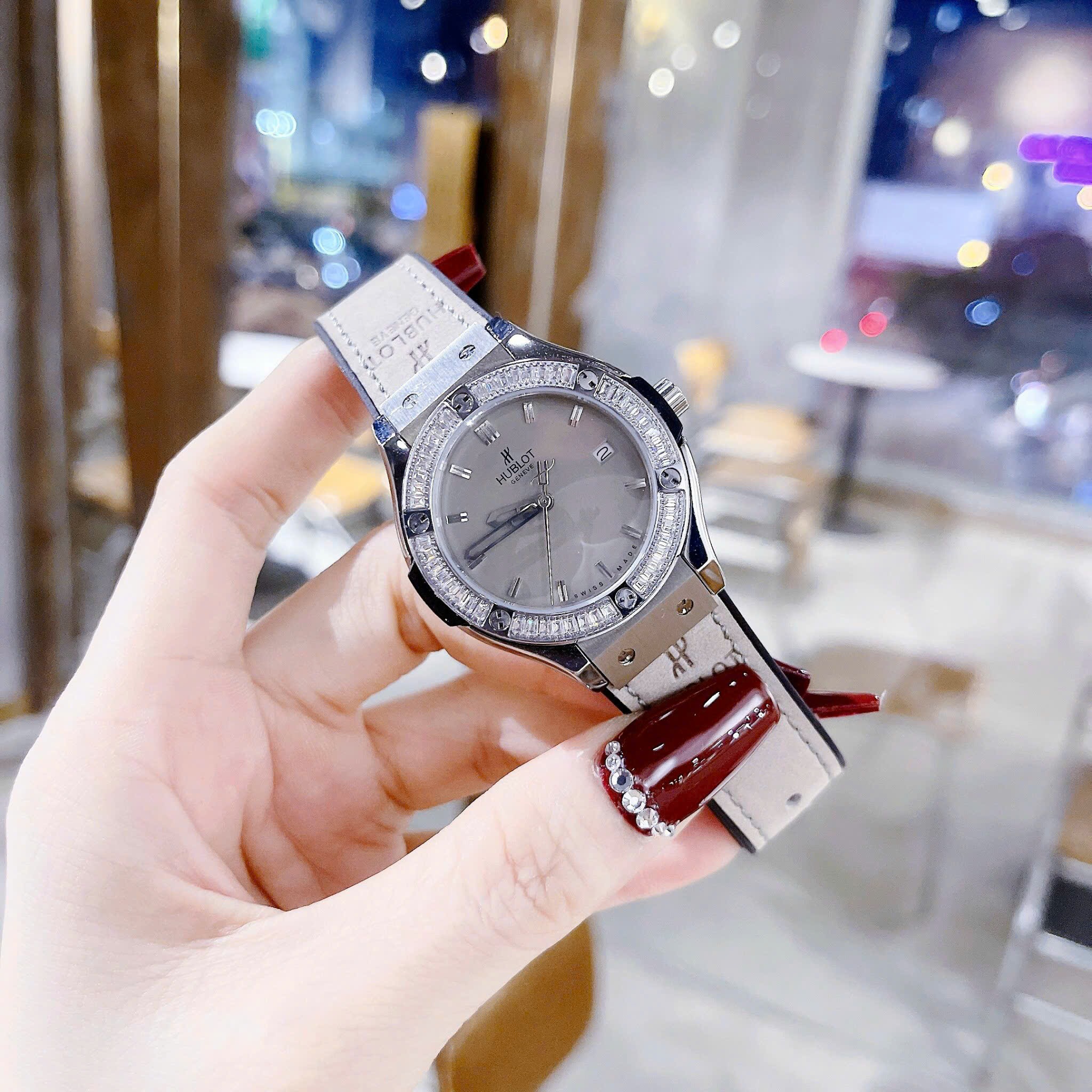 Đồng Hồ Hublot Geneve |Nữ Giới |Đính Đá Vuông |Dây Da Xám Bọc Cao Su |Máy Pin (Máy Quartz) |Size 34mm |donghogiatot.vn