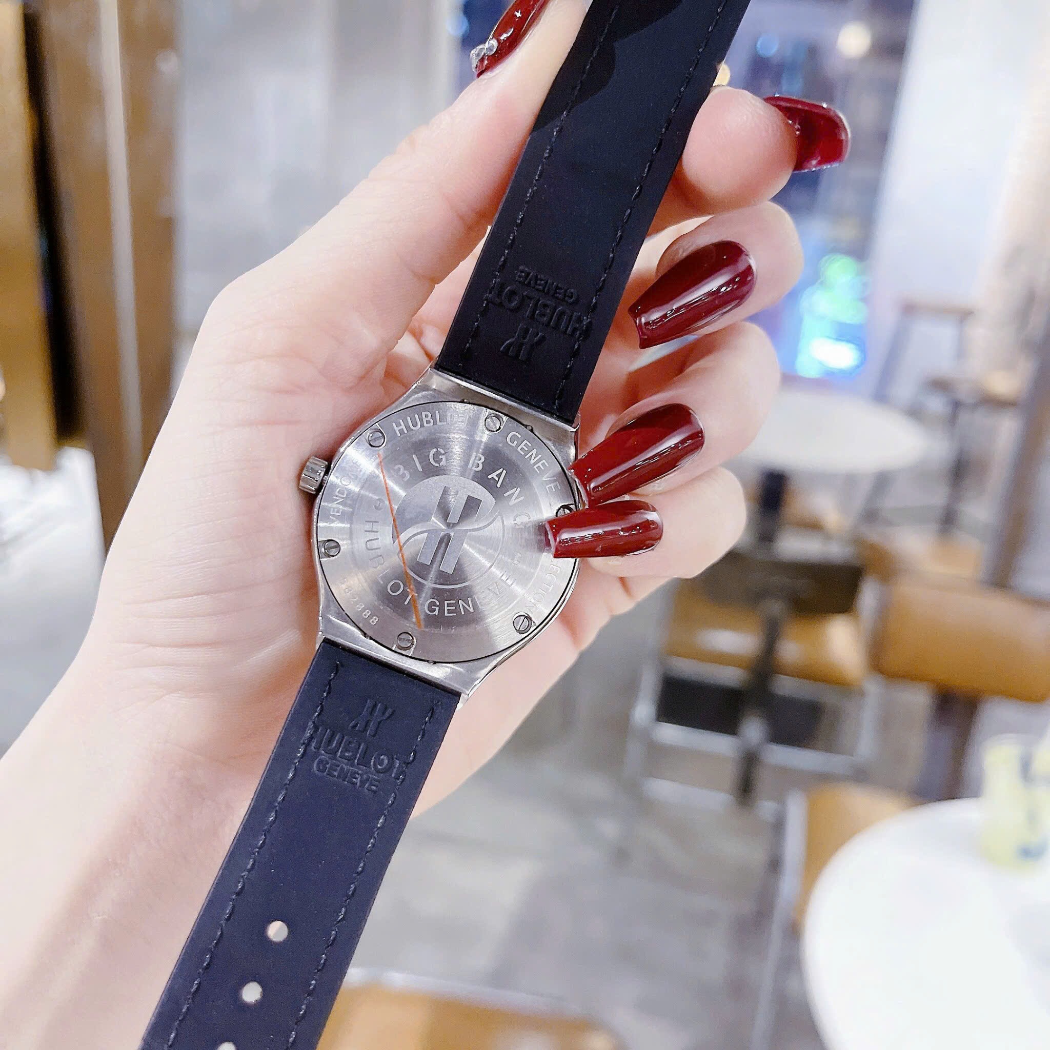 Đồng Hồ Hublot Geneve |Nữ Giới |Đính Đá Vuông |Dây Da Xám Bọc Cao Su |Máy Pin (Máy Quartz) |Size 34mm |donghogiatot.vn