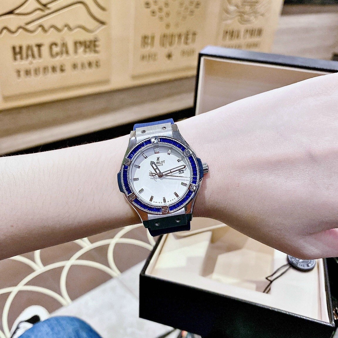 Đồng Hồ Hublot Geneve |Nữ Giới |Mặt Trắng |Đính Đá |Dây Silicone Xanh |Máy Pin (Máy Quartz) |Size 34mm |donghogiatot.vn