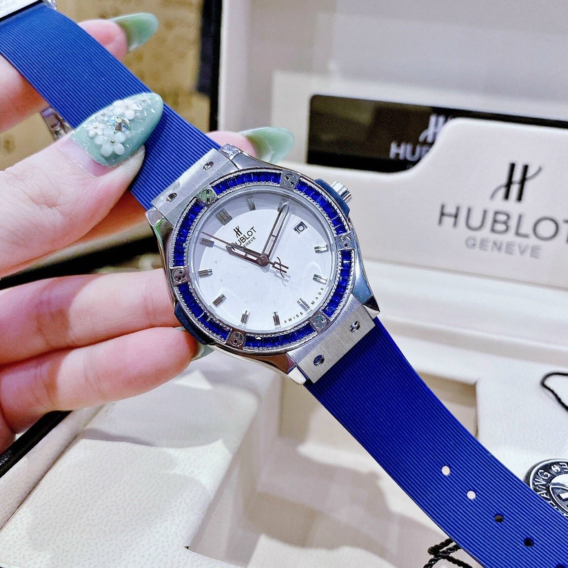 Đồng Hồ Hublot Geneve |Nữ Giới |Mặt Trắng |Đính Đá |Dây Silicone Xanh |Máy Pin (Máy Quartz) |Size 34mm |donghogiatot.vn