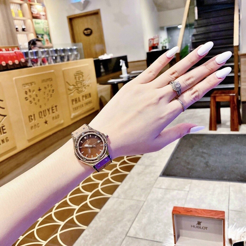 Đồng Hồ Hublot Geneve |Nữ Giới |Rose Gold |Đính Đá |Dây Da Nâu Bọc Silicone |Máy Pin (Máy Quartz) |Size 34mm |donghogiatot.vn