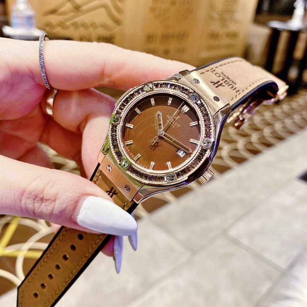 Đồng Hồ Hublot Geneve |Nữ Giới |Rose Gold |Đính Đá |Dây Da Nâu Bọc Silicone |Máy Pin (Máy Quartz) |Size 34mm |donghogiatot.vn