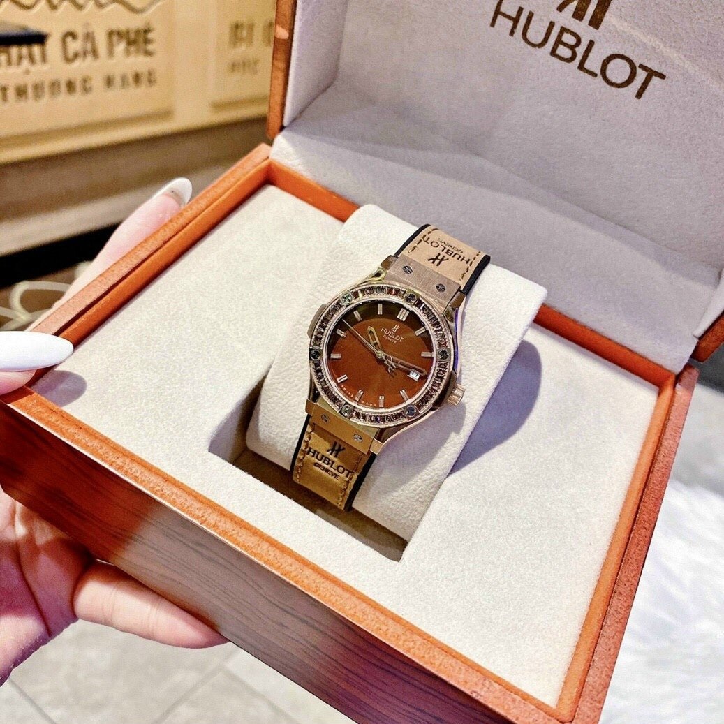 Đồng Hồ Hublot Geneve |Nữ Giới |Rose Gold |Đính Đá |Dây Da Nâu Bọc Silicone |Máy Pin (Máy Quartz) |Size 34mm |donghogiatot.vn