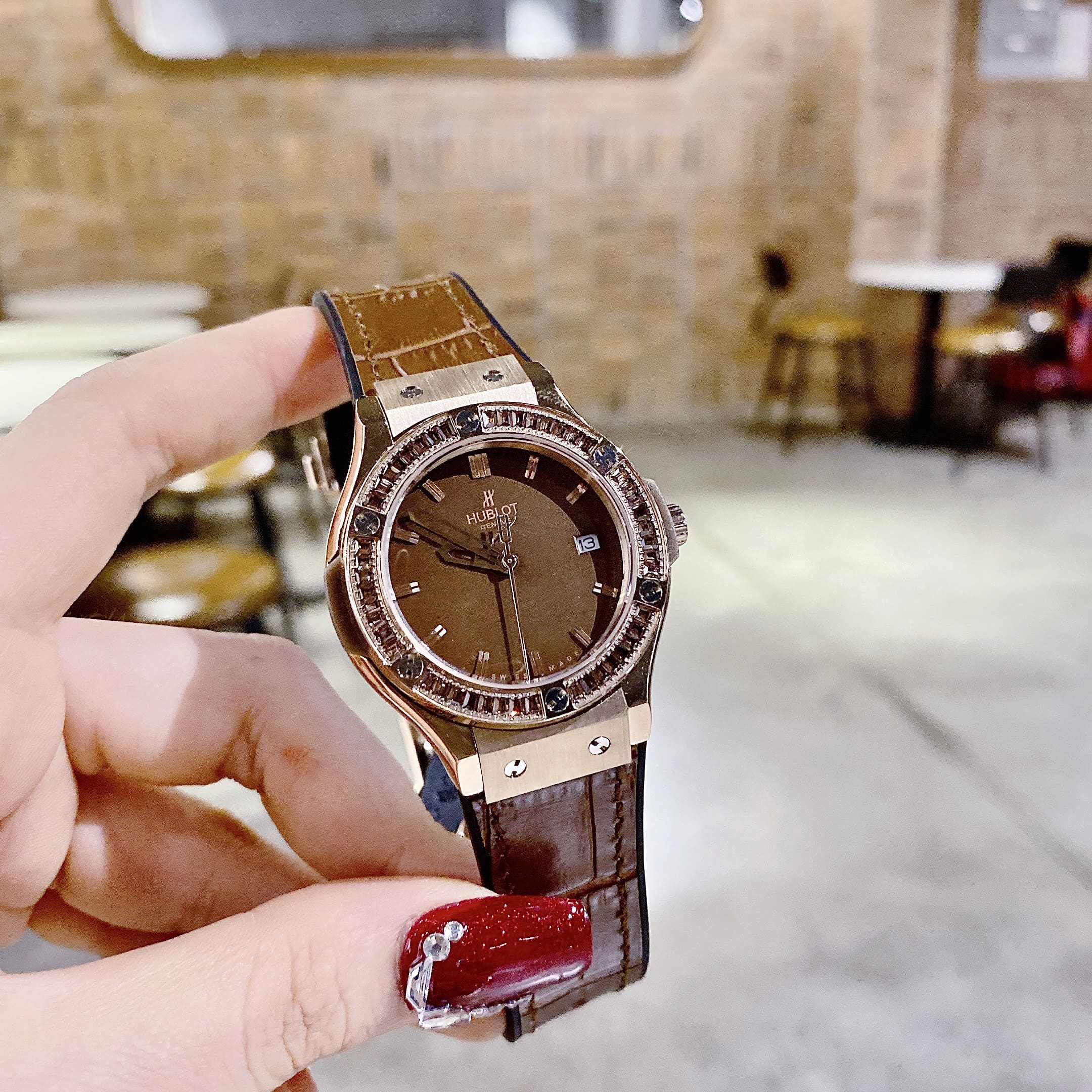 Đồng Hồ Hublot Geneve |Nữ Giới |Rose Gold |Đính Đá |Dây Da Nâu |Máy Pin (Máy Quartz) |Size 34mm |donghogiatot.vn