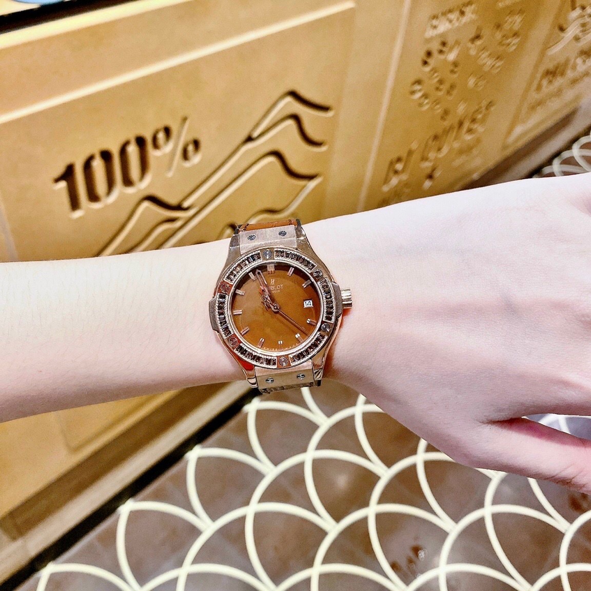 Đồng Hồ Hublot Geneve |Nữ Giới |Rose Gold |Đính Đá |Dây Da Nâu |Máy Pin (Máy Quartz) |Size 34mm |donghogiatot.vn