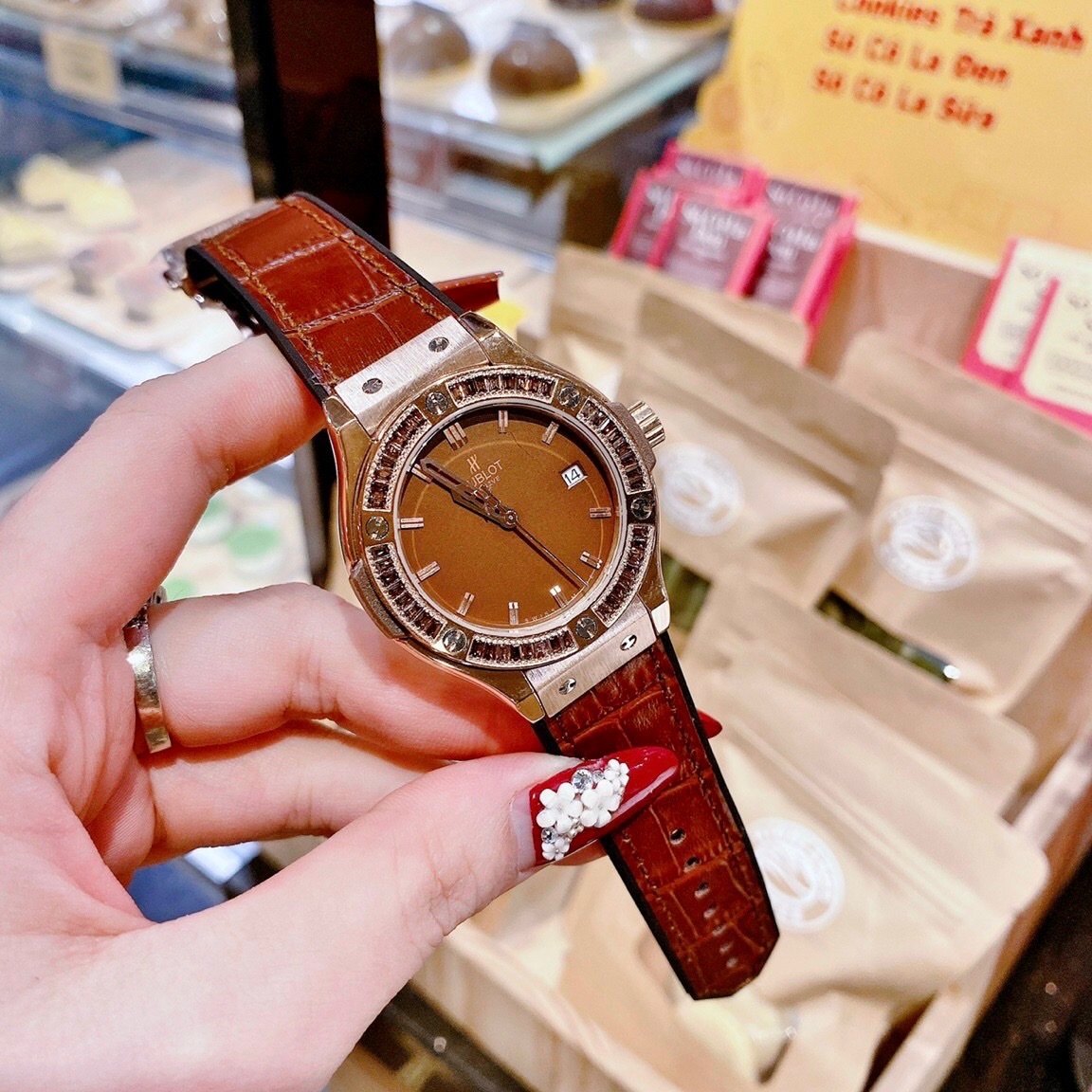 Đồng Hồ Hublot Geneve |Nữ Giới |Rose Gold |Đính Đá |Dây Da Nâu |Máy Pin (Máy Quartz) |Size 34mm |donghogiatot.vn