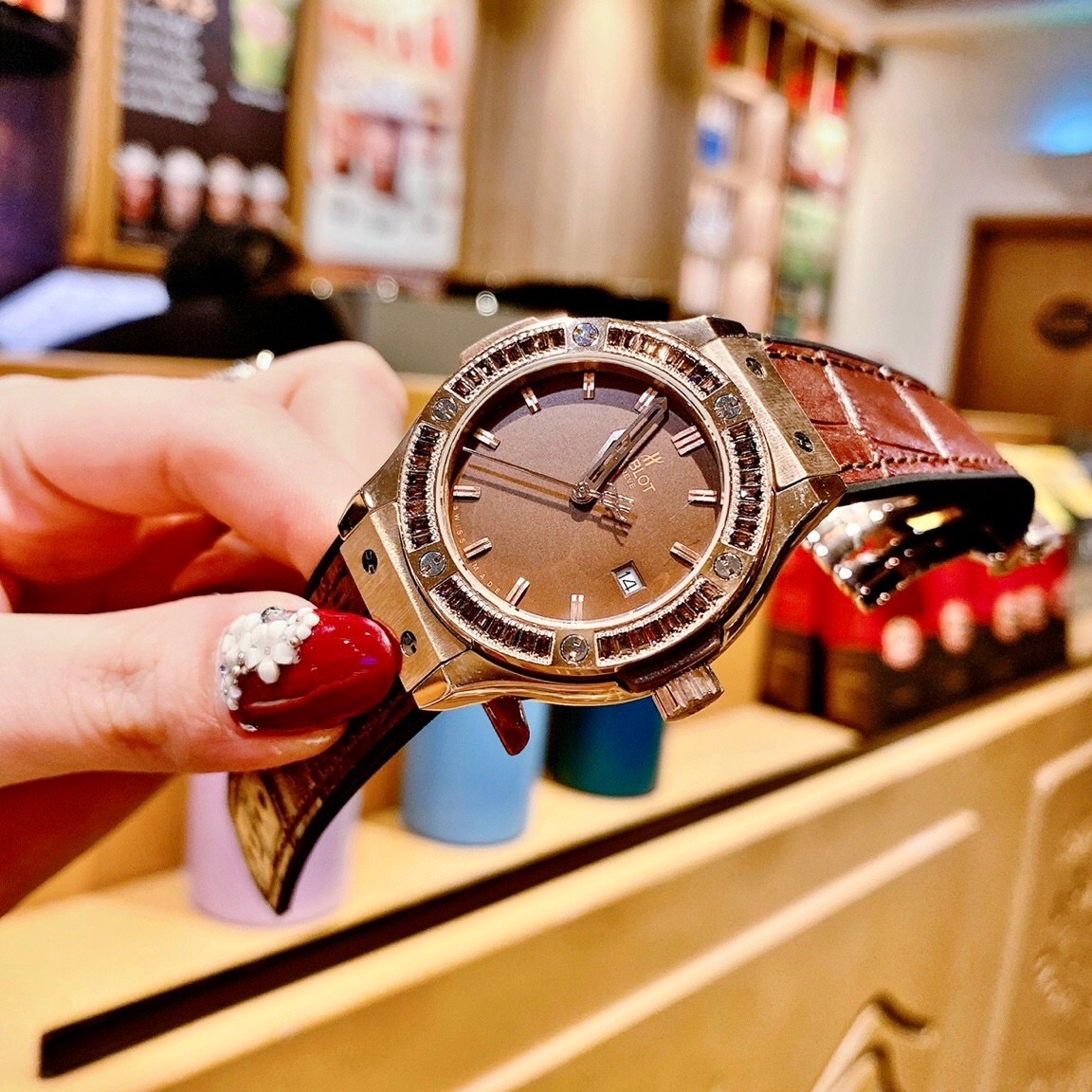 Đồng Hồ Hublot Geneve |Nữ Giới |Rose Gold |Đính Đá |Dây Da Nâu |Máy Pin (Máy Quartz) |Size 34mm |donghogiatot.vn