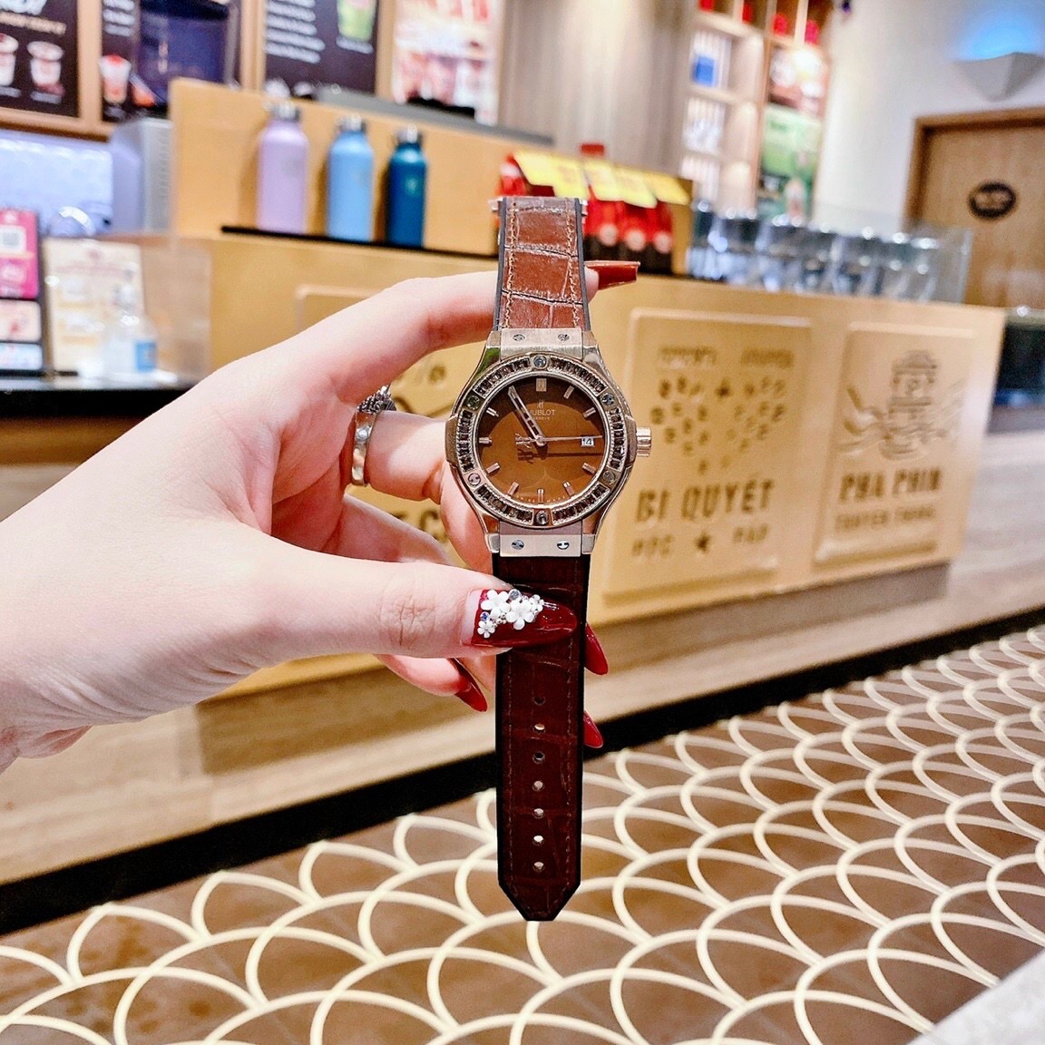 Đồng Hồ Hublot Geneve |Nữ Giới |Rose Gold |Đính Đá |Dây Da Nâu |Máy Pin (Máy Quartz) |Size 34mm |donghogiatot.vn