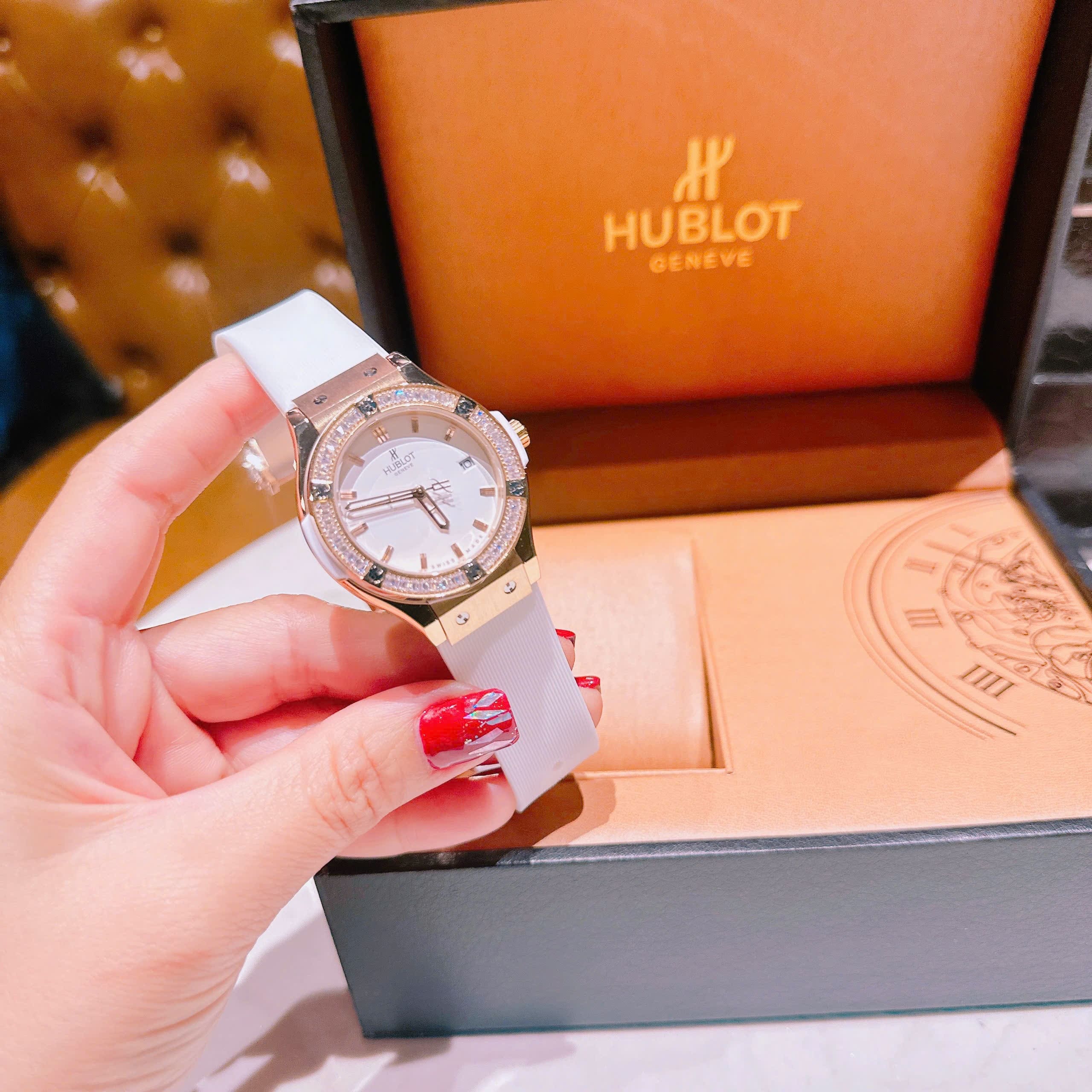 Đồng Hồ Hublot Geneve |Nữ Giới |Rose Gold |Đính Đá |Dây Silicone Trắng |Máy Pin (Máy Quartz) |Size 34mm |donghogiatot.vn