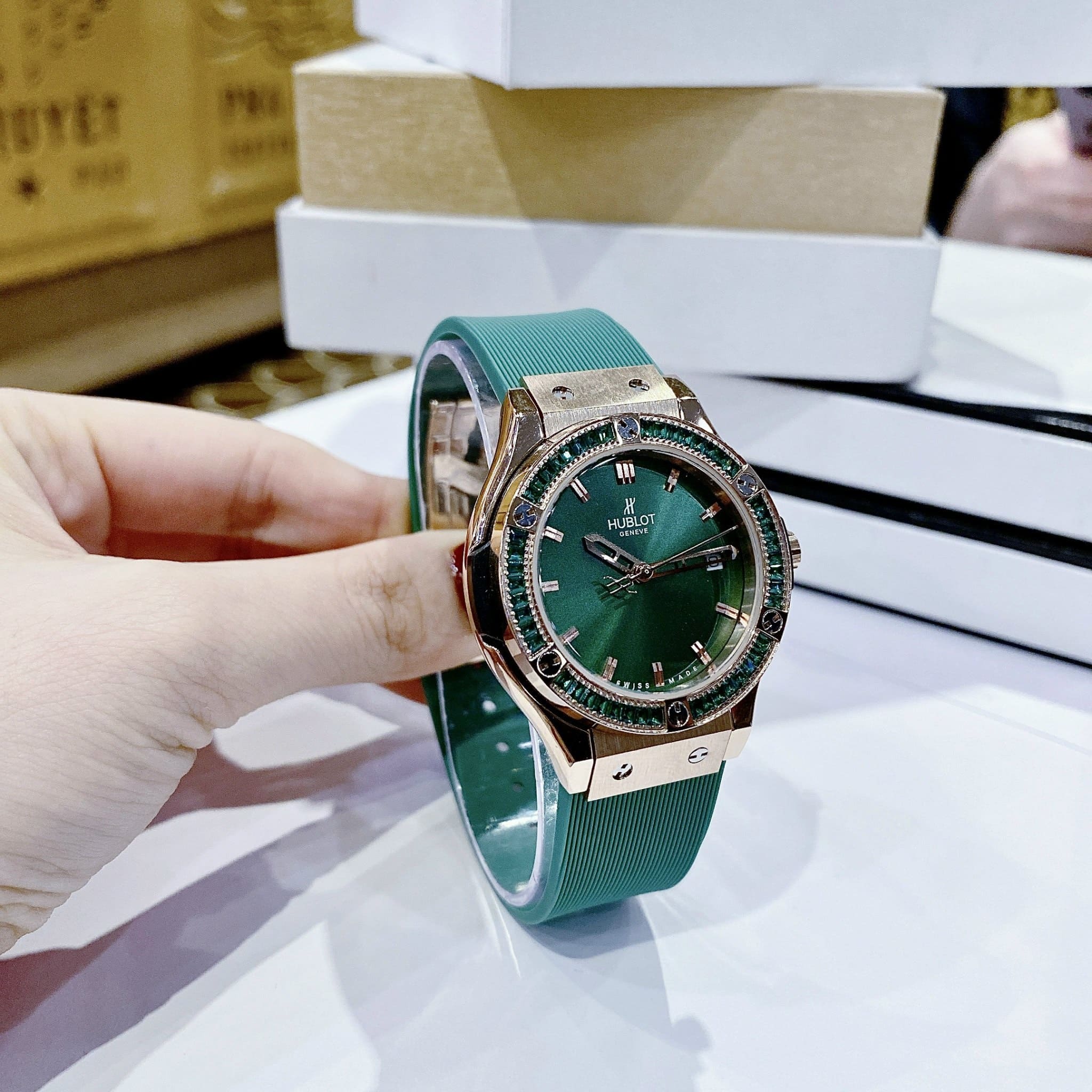 Đồng Hồ Hublot Geneve |Nữ Giới |Rose Gold |Đính Đá |Dây Silicone Xanh Lá |Máy Pin (Máy Quartz) |Size 34mm |donghogiatot.vn