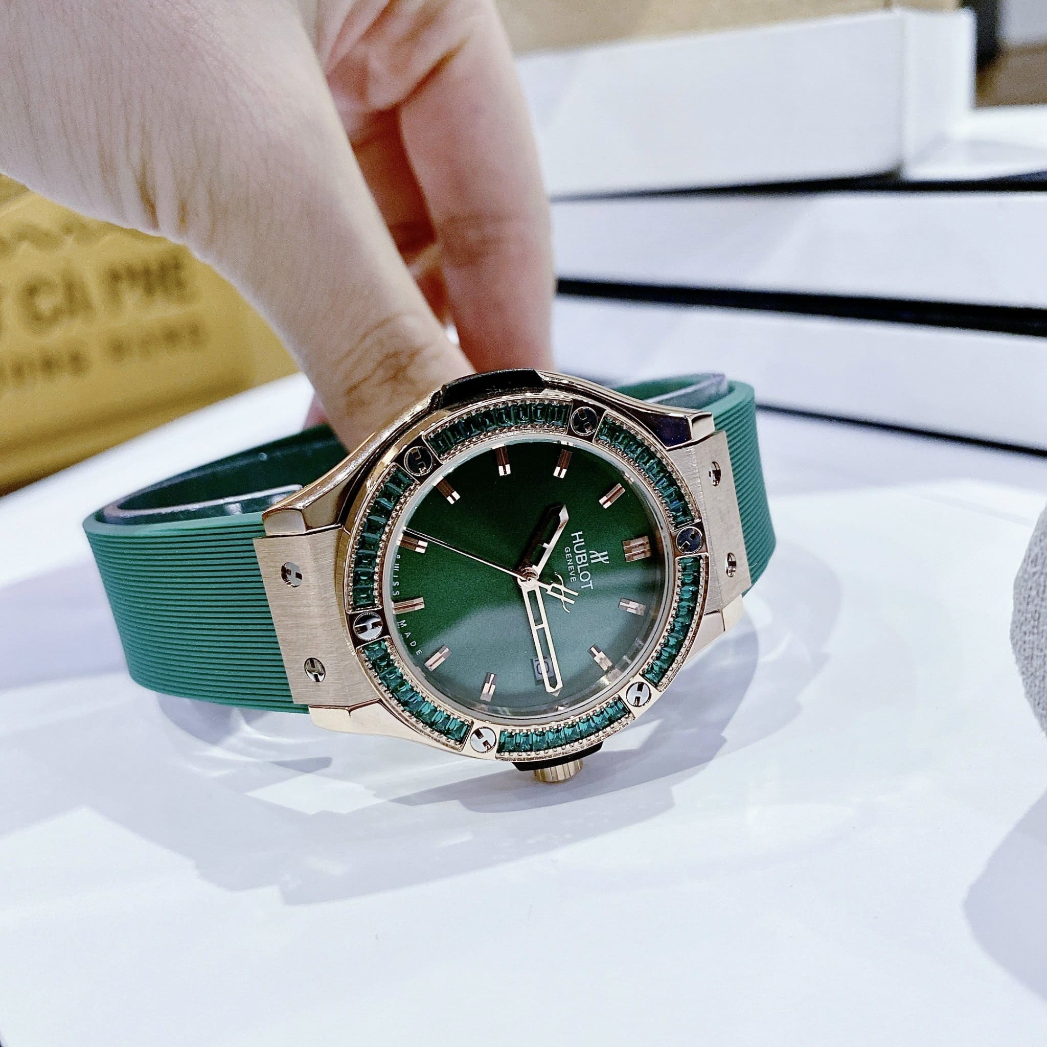 Đồng Hồ Hublot Geneve |Nữ Giới |Rose Gold |Đính Đá |Dây Silicone Xanh Lá |Máy Pin (Máy Quartz) |Size 34mm |donghogiatot.vn