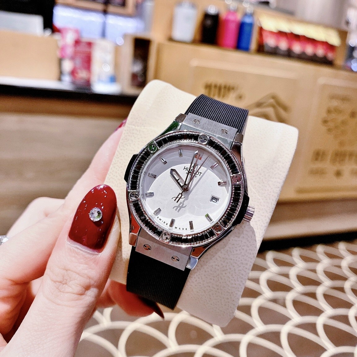 Đồng Hồ Hublot Geneve |Nữ Giới |Silver |Mặt Trắng |Dây Silicone Đen |Máy Pin (Máy Quartz) |Size 34mm |donghogiatot.vn