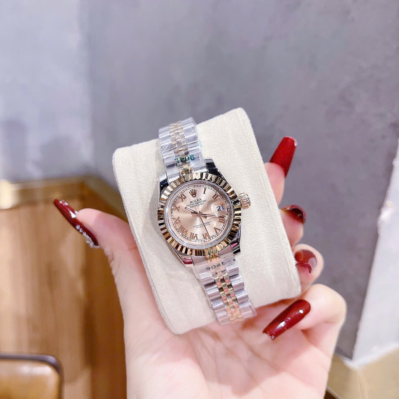 Đồng Hồ Rolex Mặt Số La Mã |Nữ Giới |Hồng |Niềng Khía |Dây Kim Loại Demi |Máy Pin (Máy Quartz) |Size 28mm |donghogiatot.vn