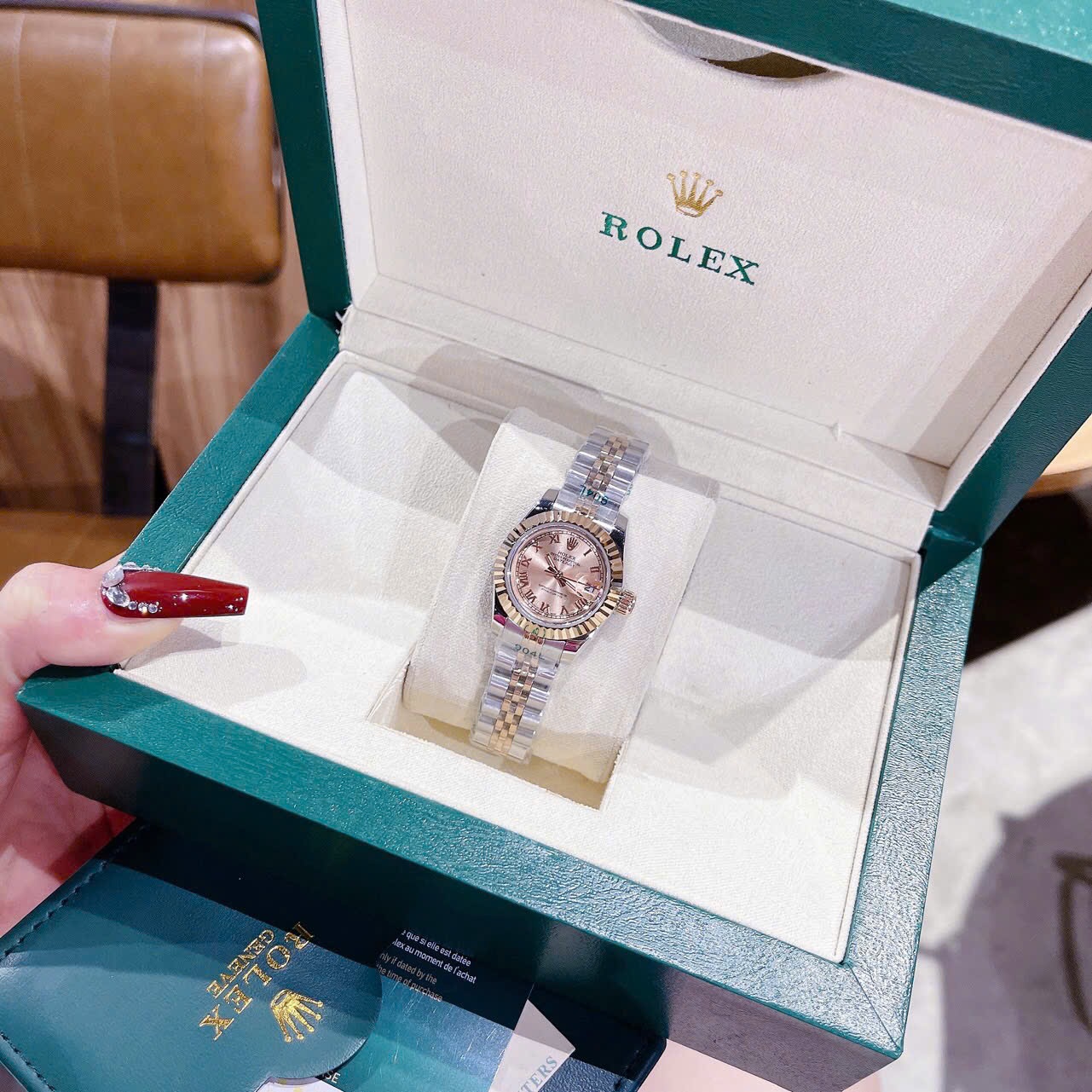 Đồng Hồ Rolex Mặt Số La Mã |Nữ Giới |Hồng |Niềng Khía |Dây Kim Loại Demi |Máy Pin (Máy Quartz) |Size 28mm |donghogiatot.vn