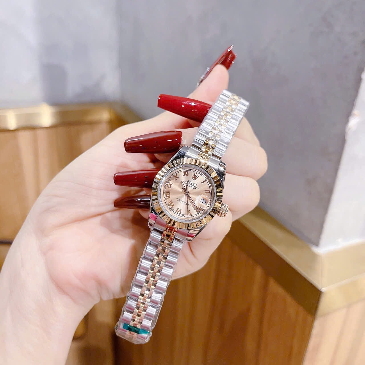 Đồng Hồ Rolex Mặt Số La Mã |Nữ Giới |Hồng |Niềng Khía |Dây Kim Loại Demi |Máy Pin (Máy Quartz) |Size 28mm |donghogiatot.vn