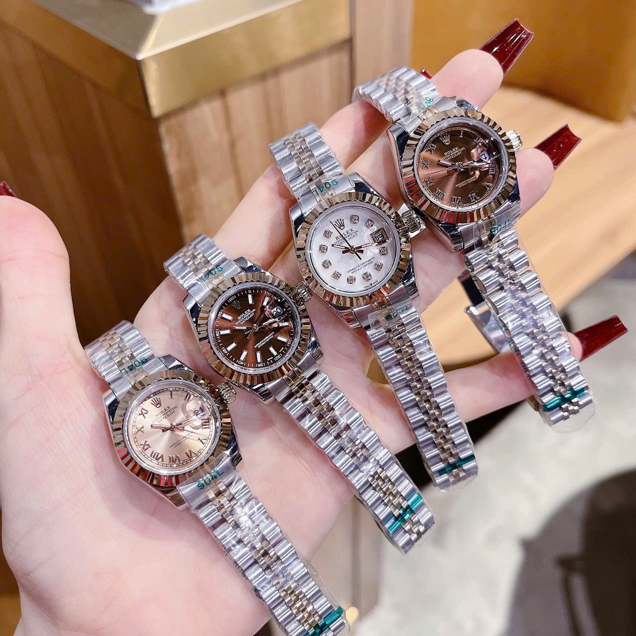 Đồng Hồ Rolex Mặt Số La Mã |Nữ Giới |Hồng |Niềng Khía |Dây Kim Loại Demi |Máy Pin (Máy Quartz) |Size 28mm |donghogiatot.vn