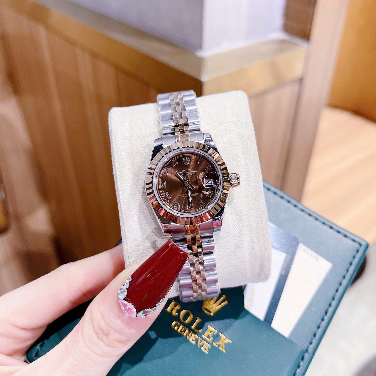 Đồng Hồ Rolex Mặt Số La Mã |Nữ Giới |Nâu |Niềng Khía |Dây Kim Loại Demi |Máy Pin (Máy Quartz) |Size 28mm |donghogiatot.vn