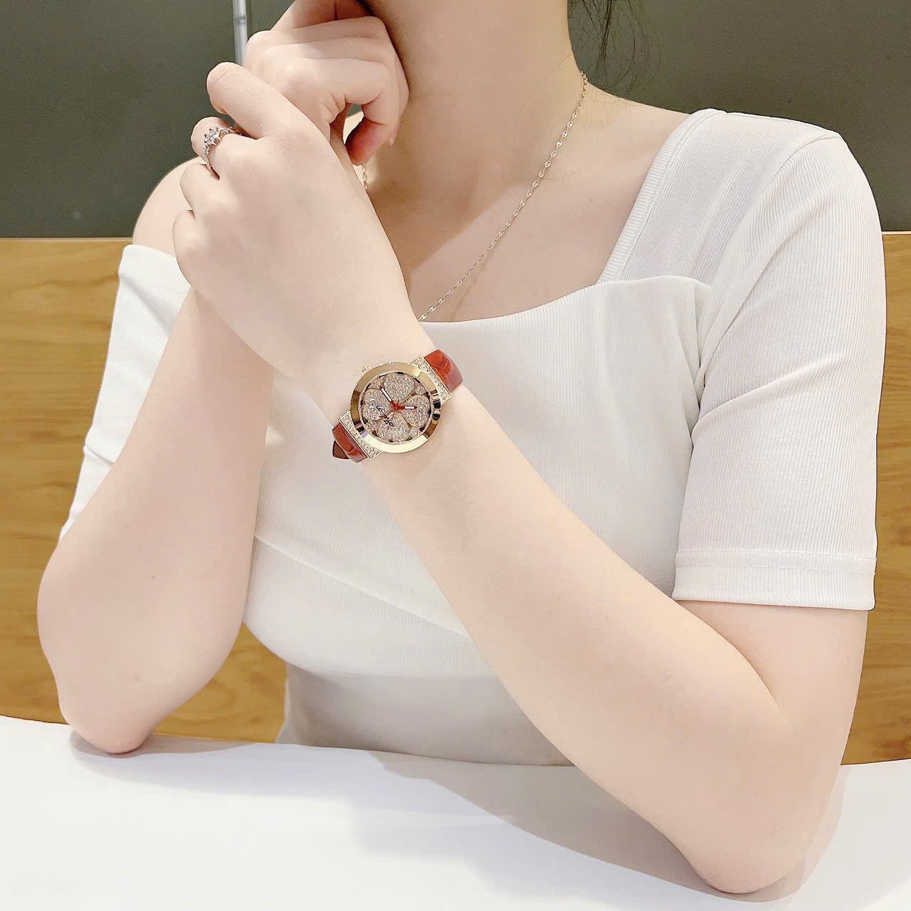 Đồng Hồ Melissa Cỏ 4 Lá |Nữ Giới |Đính Đá |Rose Gold |Dây Da Đỏ |Máy Pin (Quartz) |Size 32mm |donghogiatot.vn