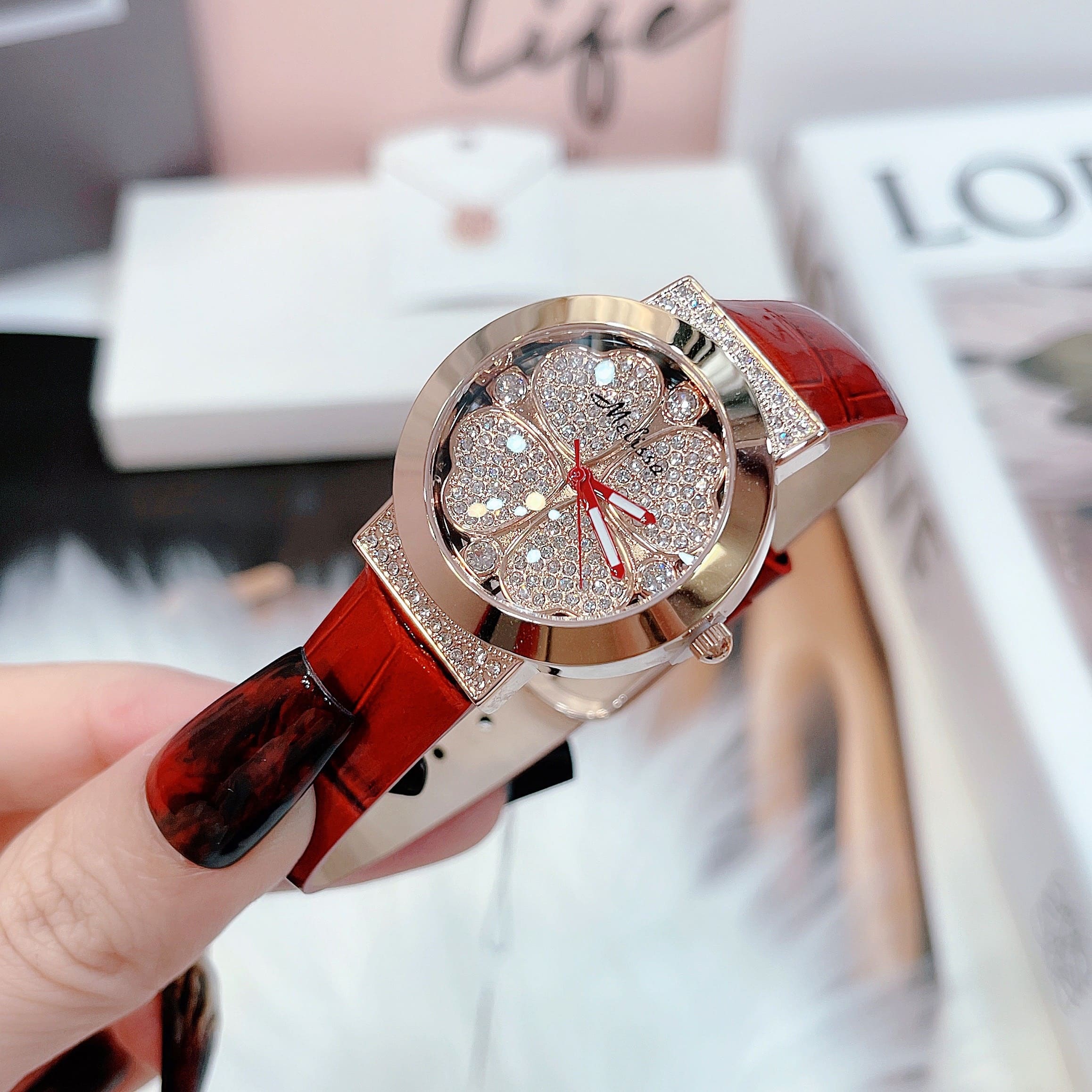 Đồng Hồ Melissa Cỏ 4 Lá |Nữ Giới |Đính Đá |Rose Gold |Dây Da Đỏ |Máy Pin (Quartz) |Size 32mm |donghogiatot.vn