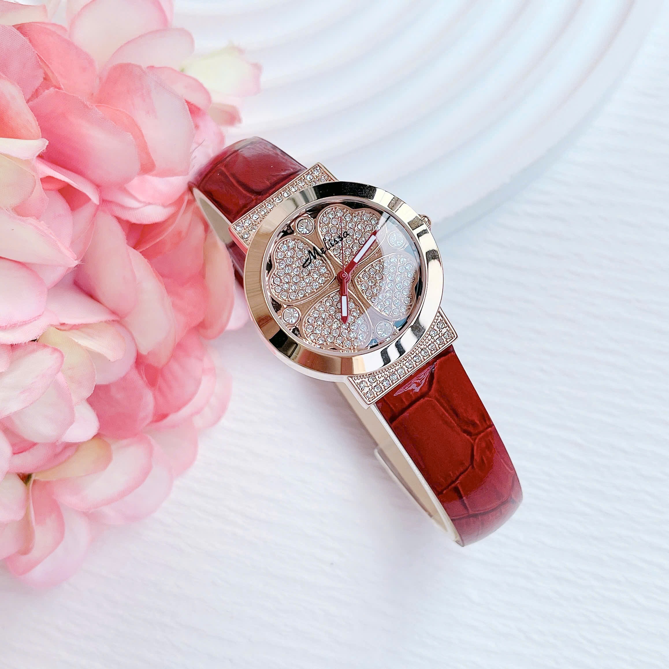 Đồng Hồ Melissa Cỏ 4 Lá |Nữ Giới |Đính Đá |Rose Gold |Dây Da Đỏ |Máy Pin (Quartz) |Size 32mm |donghogiatot.vn
