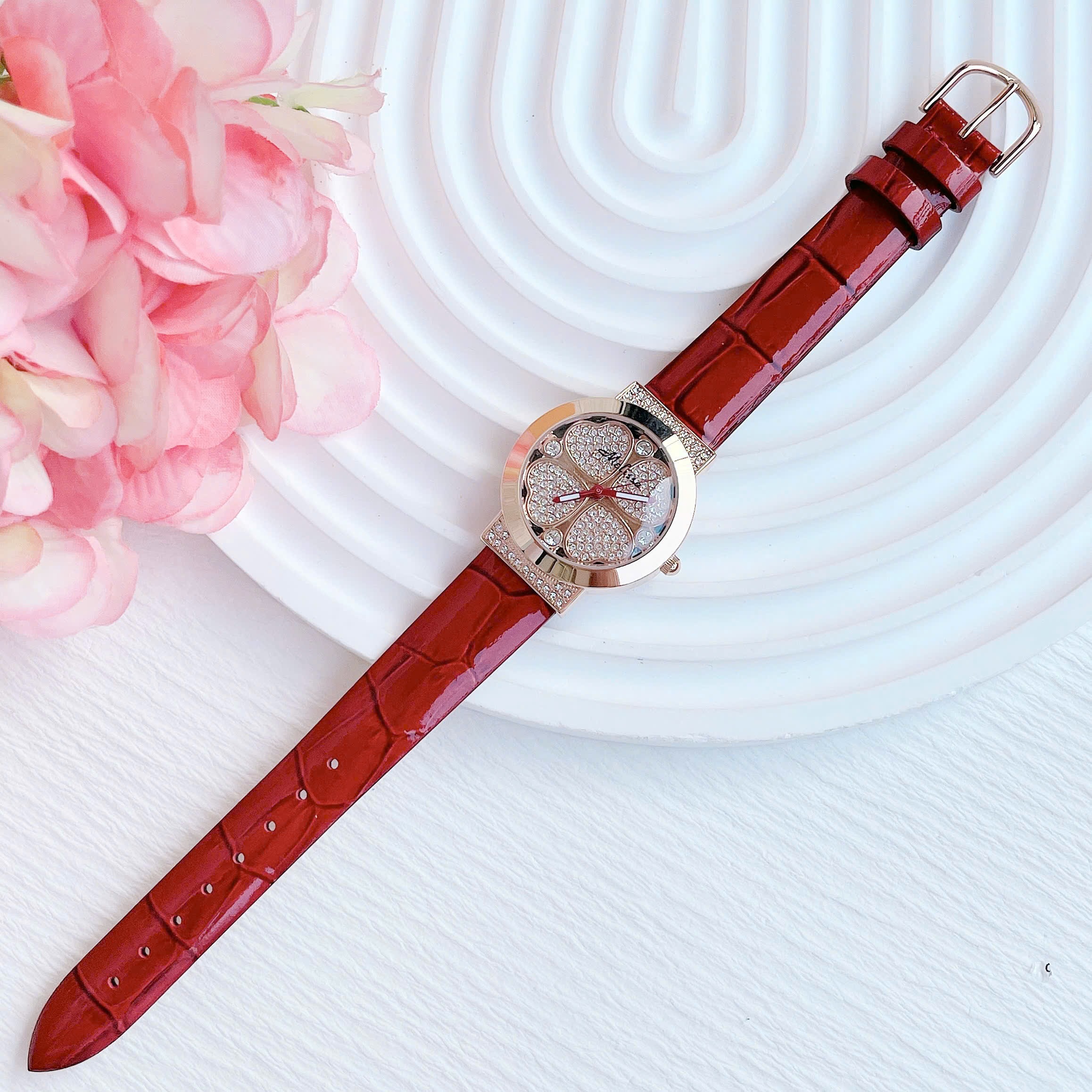 Đồng Hồ Melissa Cỏ 4 Lá |Nữ Giới |Đính Đá |Rose Gold |Dây Da Đỏ |Máy Pin (Quartz) |Size 32mm |donghogiatot.vn