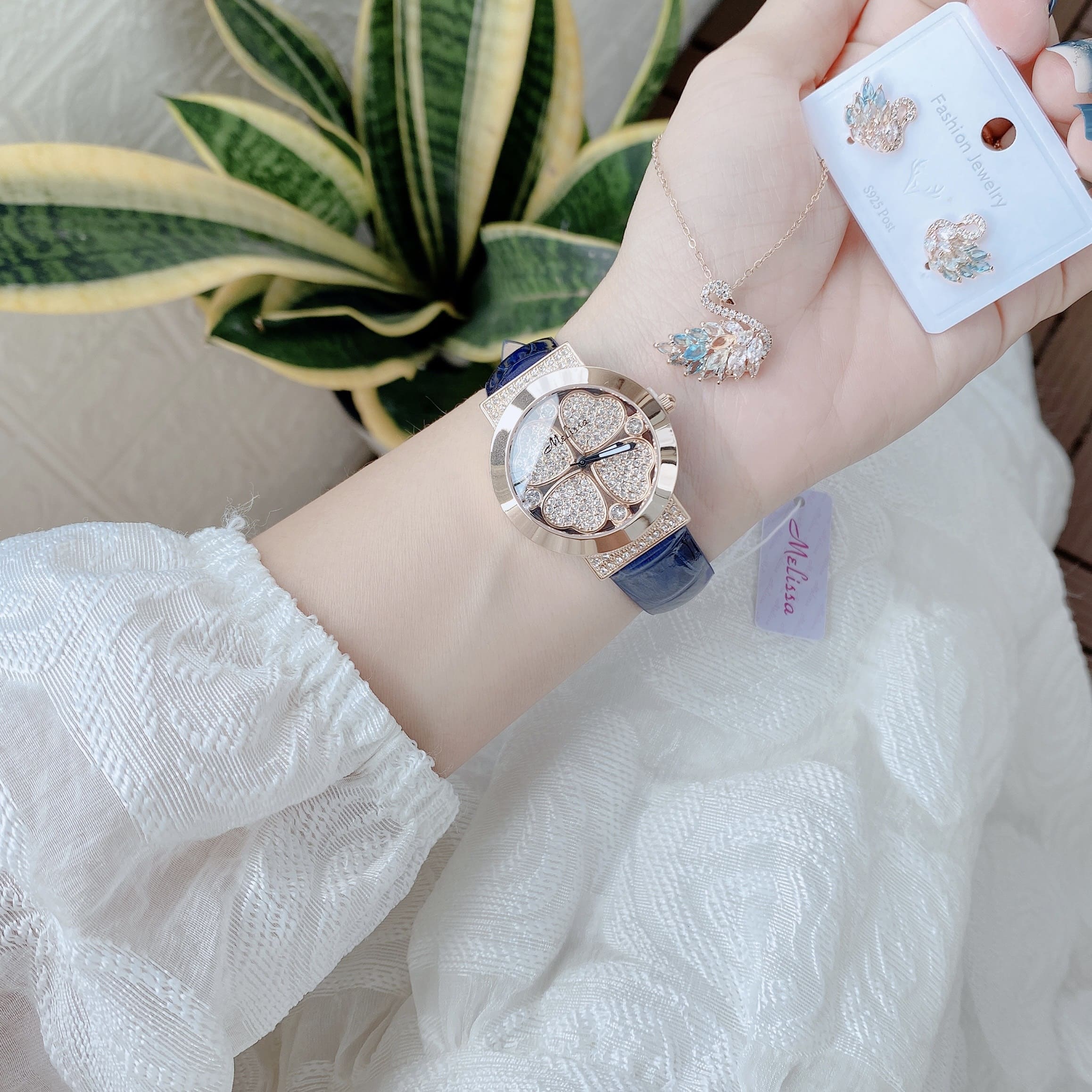 Đồng Hồ Melissa Cỏ 4 Lá |Nữ Giới |Đính Đá |Rose Gold |Dây Da Xanh |Máy Pin (Quartz) |Size 32mm |donghogiatot.vn