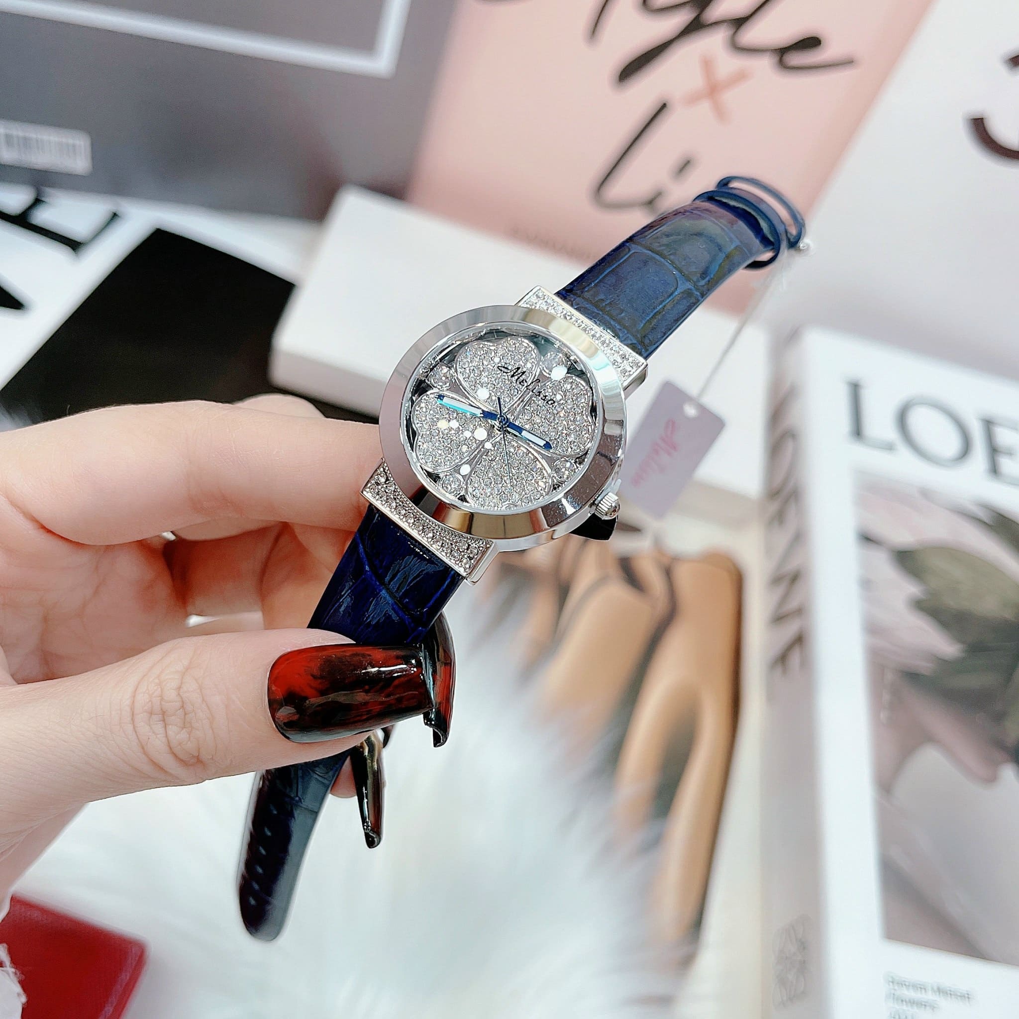 Đồng Hồ Melissa Cỏ 4 Lá |Nữ Giới |Đính Đá |Silver |Dây Da Xanh |Máy Pin (Quartz) |Size 32mm |donghogiatot.vn