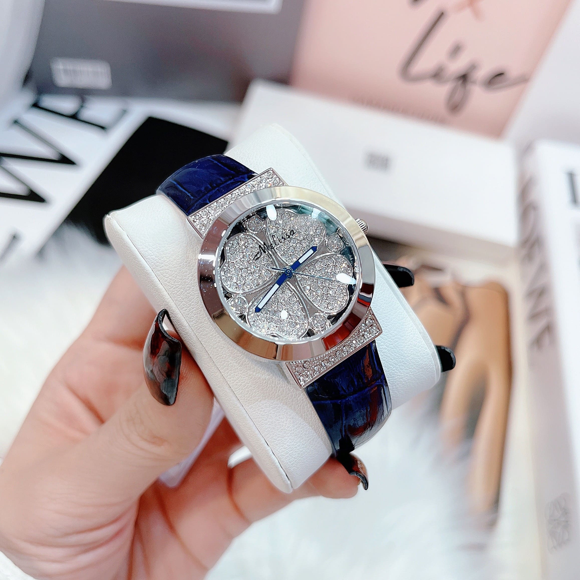 Đồng Hồ Melissa Cỏ 4 Lá |Nữ Giới |Đính Đá |Silver |Dây Da Xanh |Máy Pin (Quartz) |Size 32mm |donghogiatot.vn