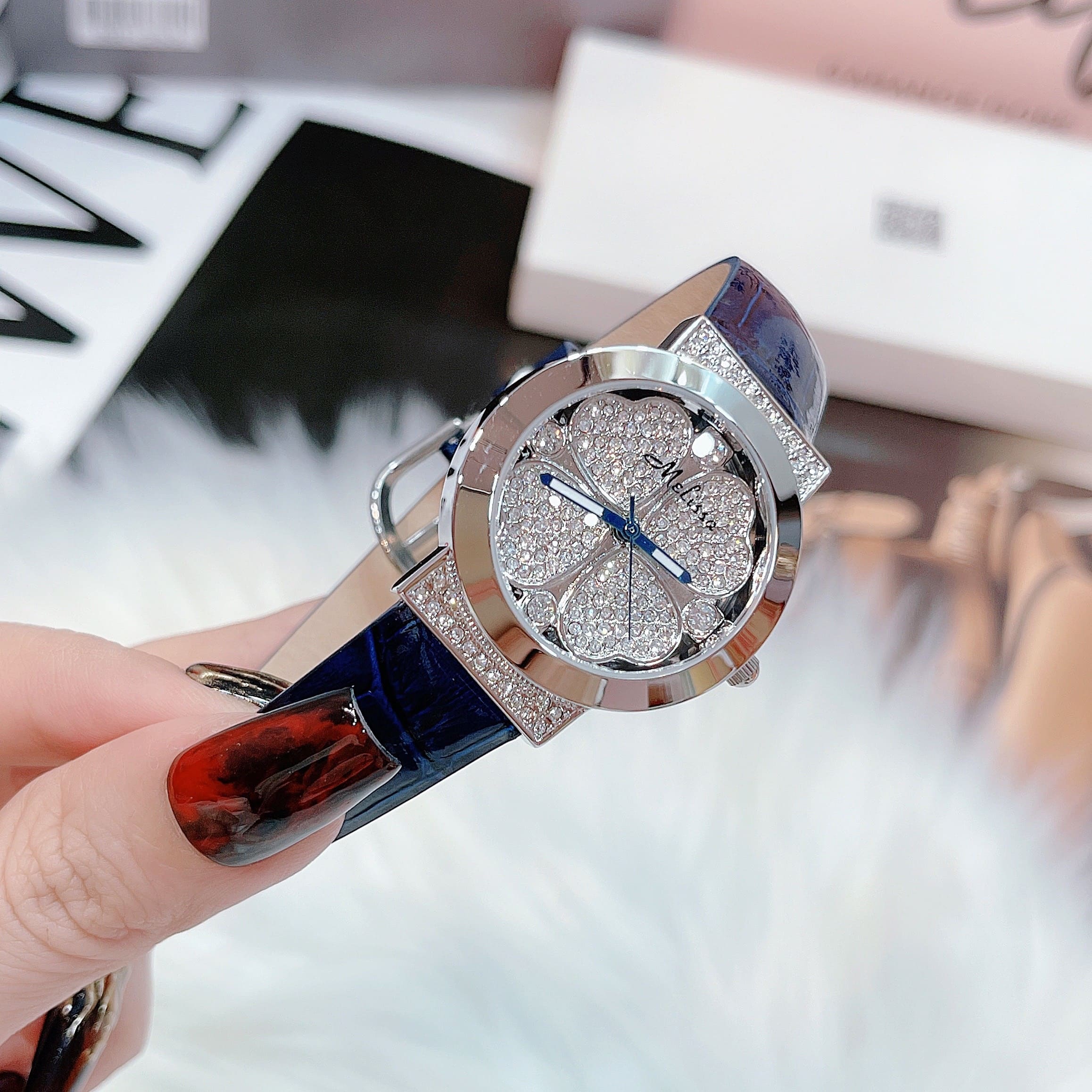 Đồng Hồ Melissa Cỏ 4 Lá |Nữ Giới |Đính Đá |Silver |Dây Da Xanh |Máy Pin (Quartz) |Size 32mm |donghogiatot.vn