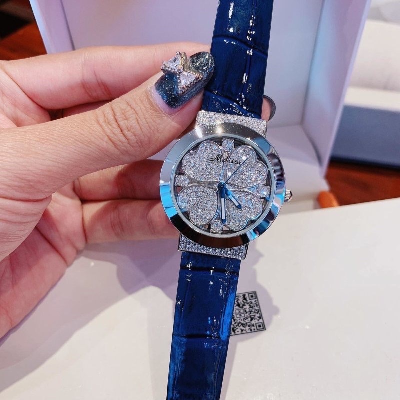 Đồng Hồ Melissa Cỏ 4 Lá |Nữ Giới |Đính Đá |Silver |Dây Da Xanh |Máy Pin (Quartz) |Size 32mm |donghogiatot.vn