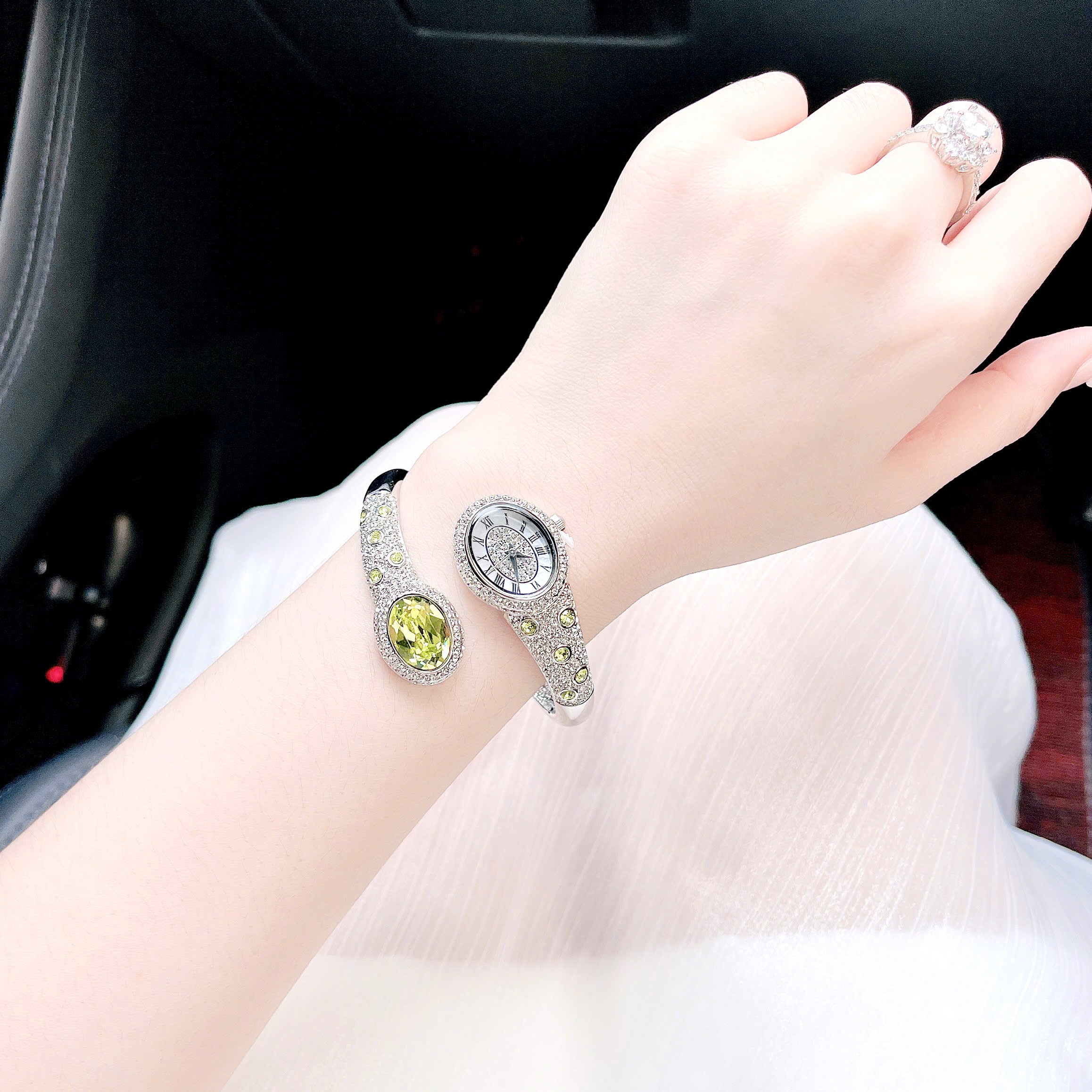 Đồng Hồ Melissa Đầu Rắn |Nữ Giới |Đính Đá Xanh Lá |Vòng Tay Silver |Máy Pin (Quartz) |Size 28mm |donghogiatot.vn