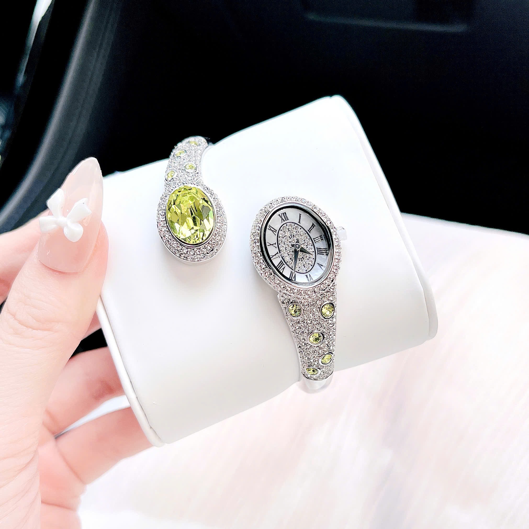 Đồng Hồ Melissa Đầu Rắn |Nữ Giới |Đính Đá Xanh Lá |Vòng Tay Silver |Máy Pin (Quartz) |Size 28mm |donghogiatot.vn