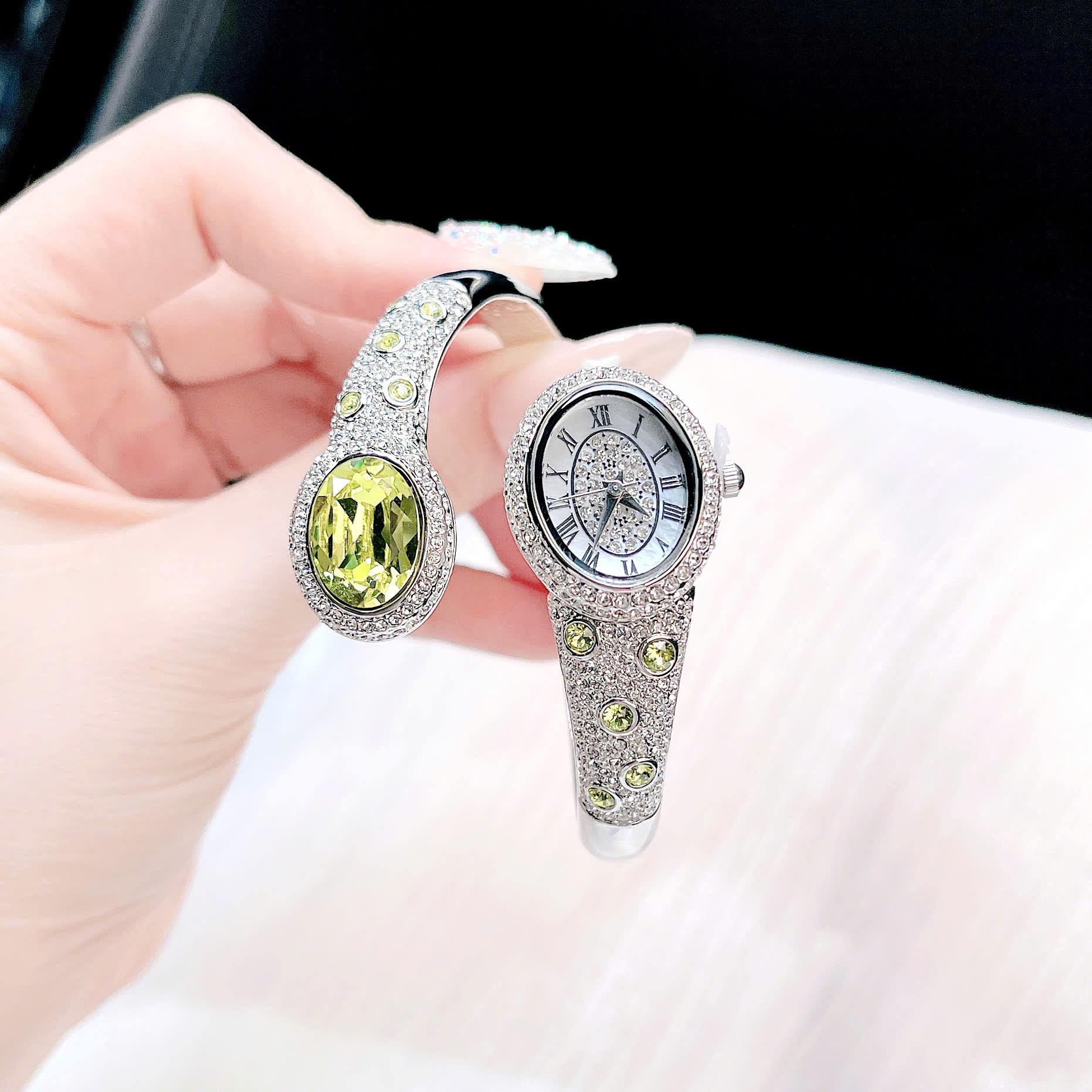 Đồng Hồ Melissa Đầu Rắn |Nữ Giới |Đính Đá Xanh Lá |Vòng Tay Silver |Máy Pin (Quartz) |Size 28mm |donghogiatot.vn