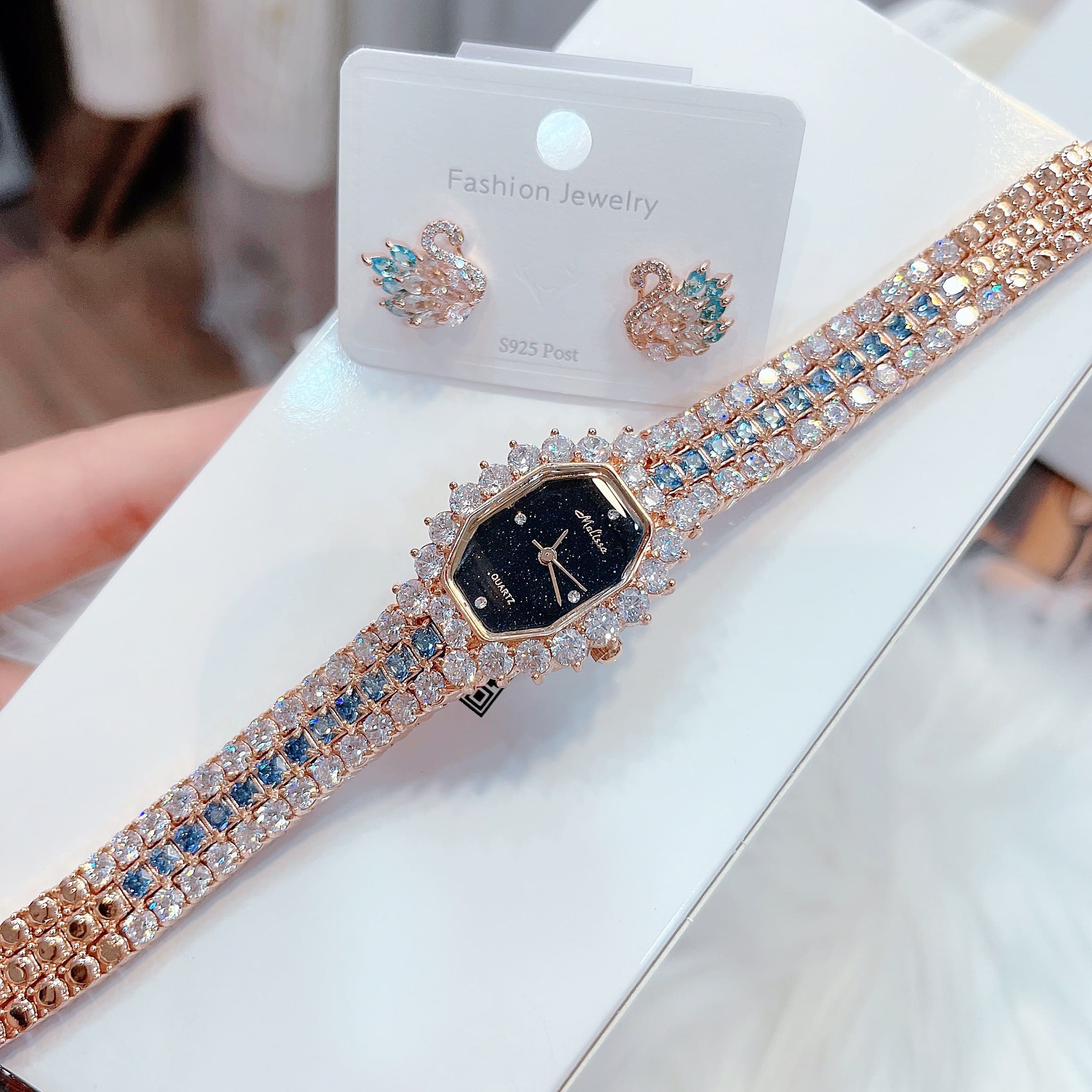 Đồng Hồ Melissa Mặt Chữ Nhật Đen |Nữ Giới |Rose Gold |Lắc Tay Đính Đá Xanh |Máy Pin (Quartz) |Size 28mm |donghogiatot.vn
