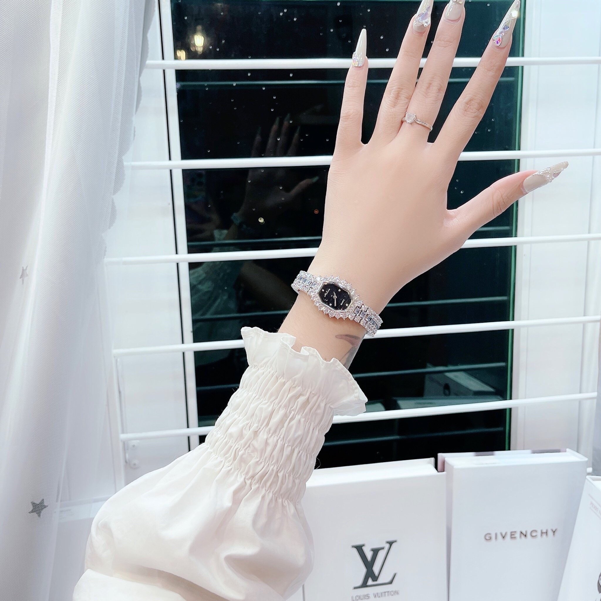 Đồng Hồ Melissa Mặt Chữ Nhật Đen |Nữ Giới |Silver |Lắc Tay Đính Đá Xanh |Máy Pin (Quartz) |Size 28mm |donghogiatot.vn